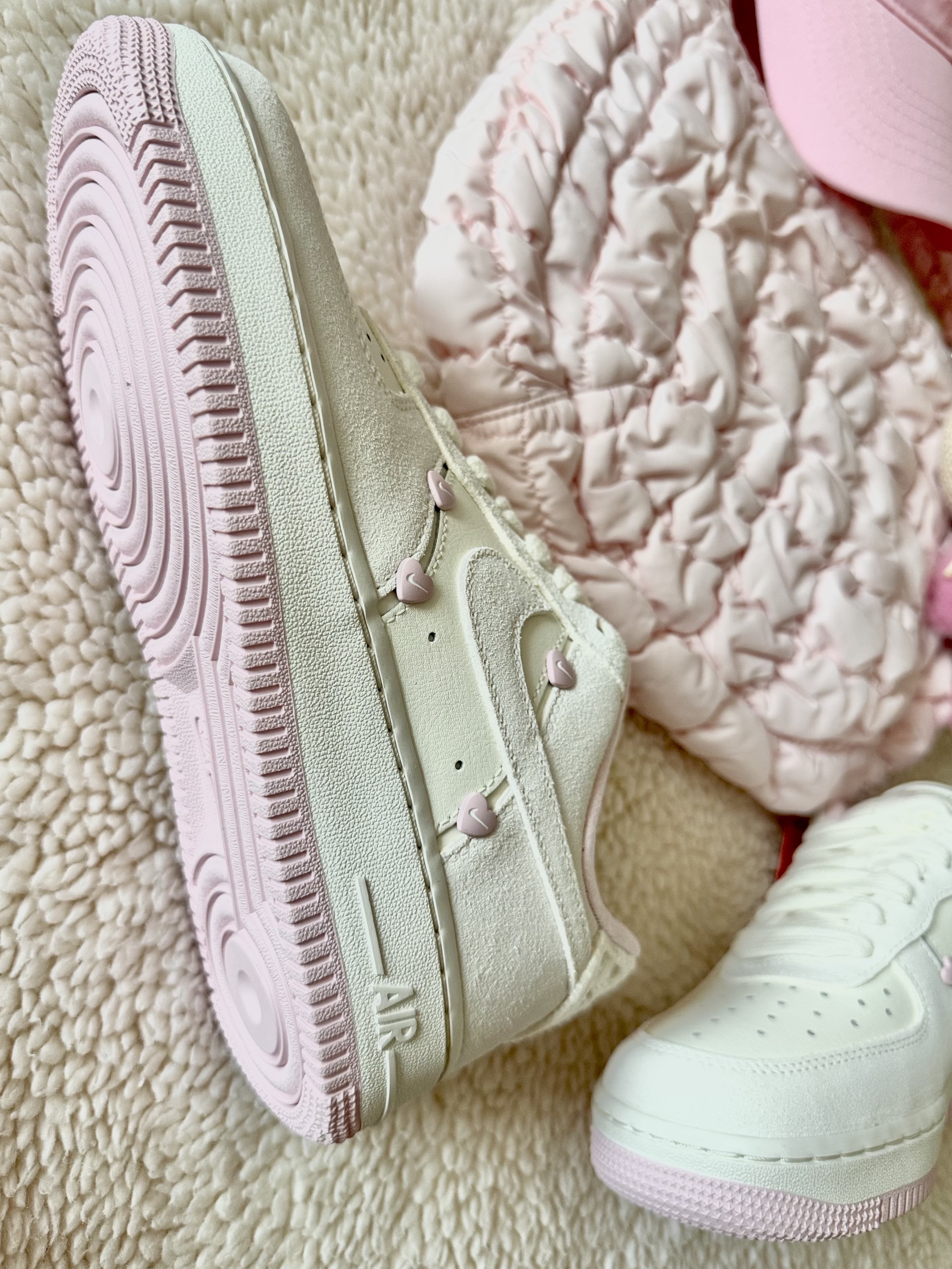 (W) Nike Air Force 1 Low Valentine's Day Sail Pink Foam, COS Quilted Mini Bag Light Pink 착용 스타일 - 8