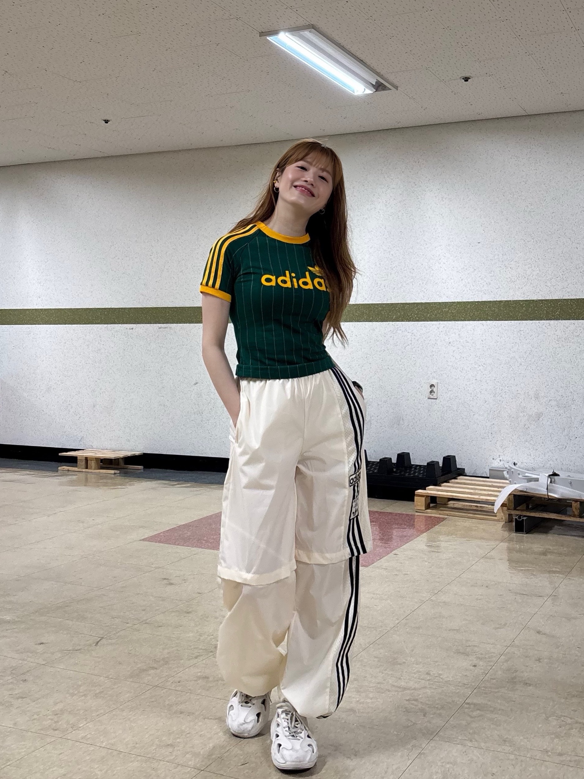 (W) Adidas Linear Cali Graphic T-Shirt Collegiate Green Off White - KR Sizing, Adidas Adifom Q Off White 착용 스타일 - 2