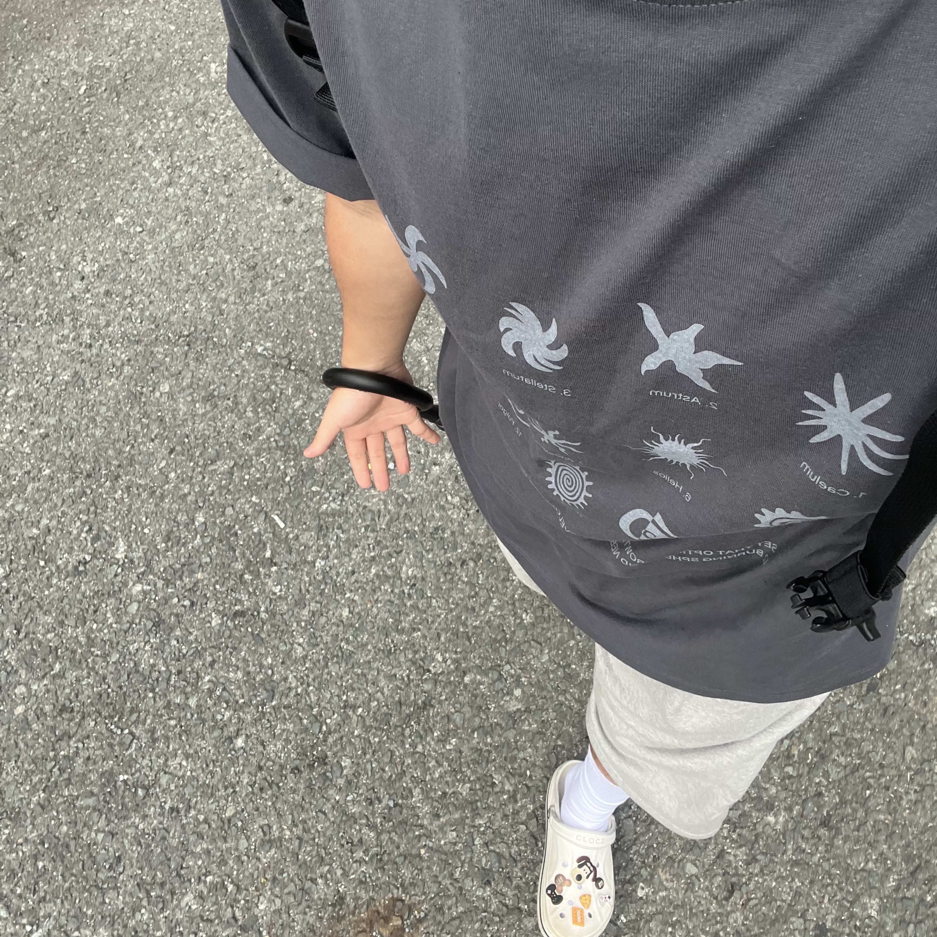 Millo Archive Scroll Square T-Shirts Chacoal Gray 착용 스타일