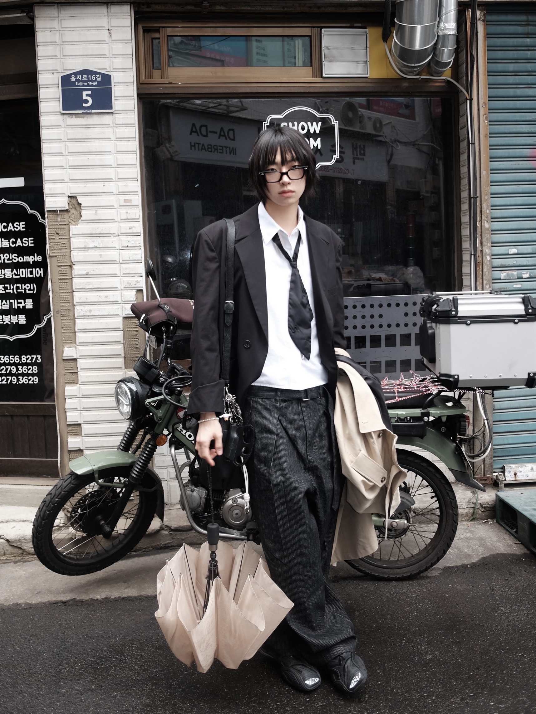 Balenciaga Tyrex Sneakers Black 착용 스타일