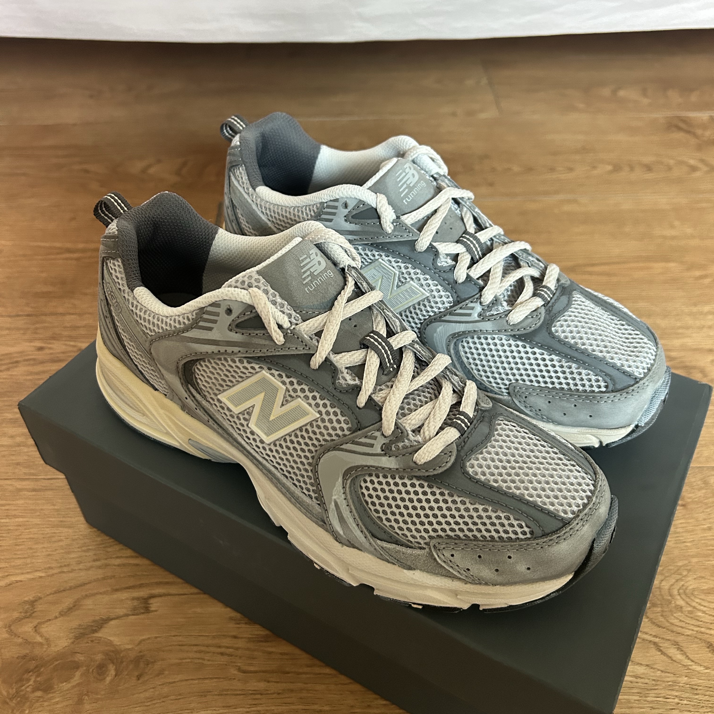 New Balance 530 Premium Vintage Grey Matter 착용 스타일 - 1