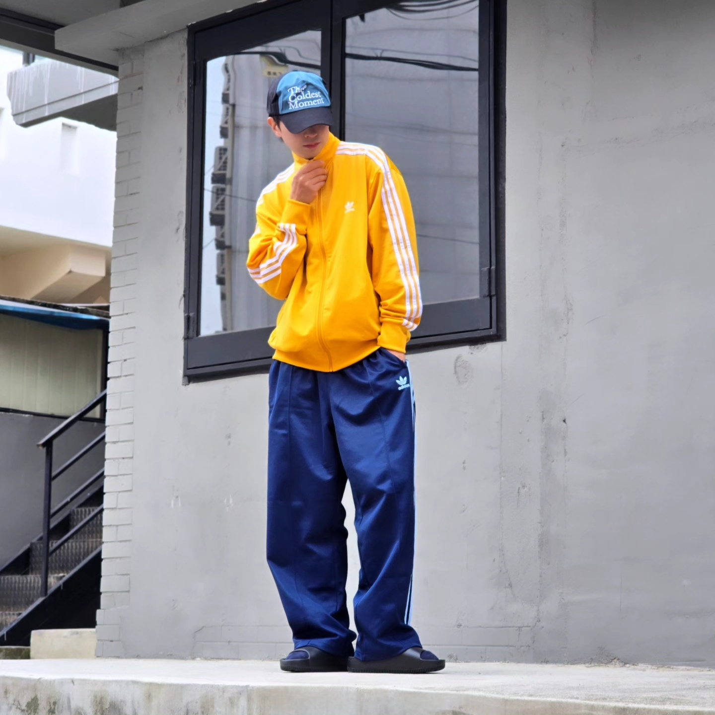 Adidas Originals Adicolor Buggy Fit Firebird Track Pants Night Indigo Clear Sky - KR Sizing, Nike Calm Slide Black 착용 스타일 - 1