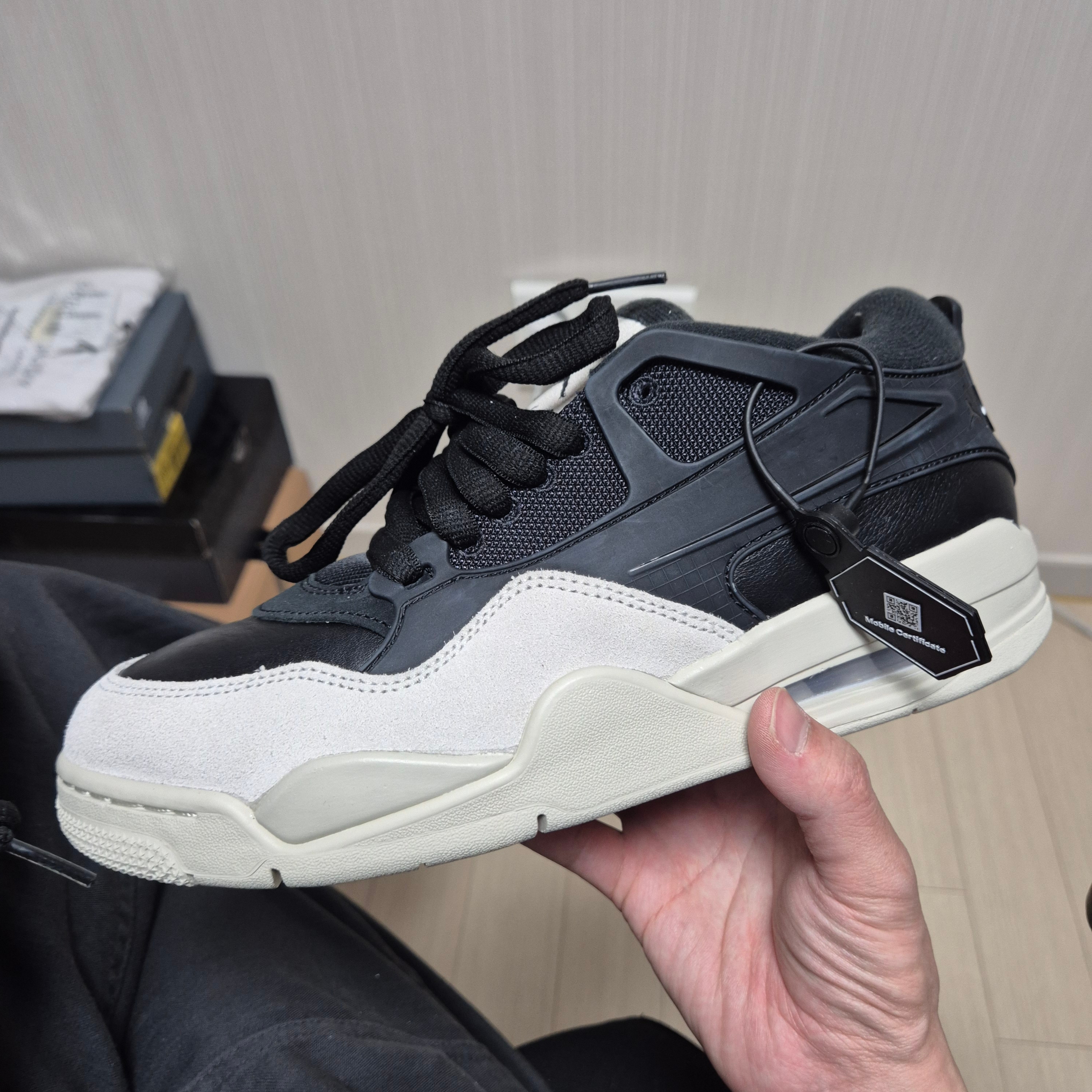 Jordan 4 RM Black Light Bone Dark Grey 착용 스타일