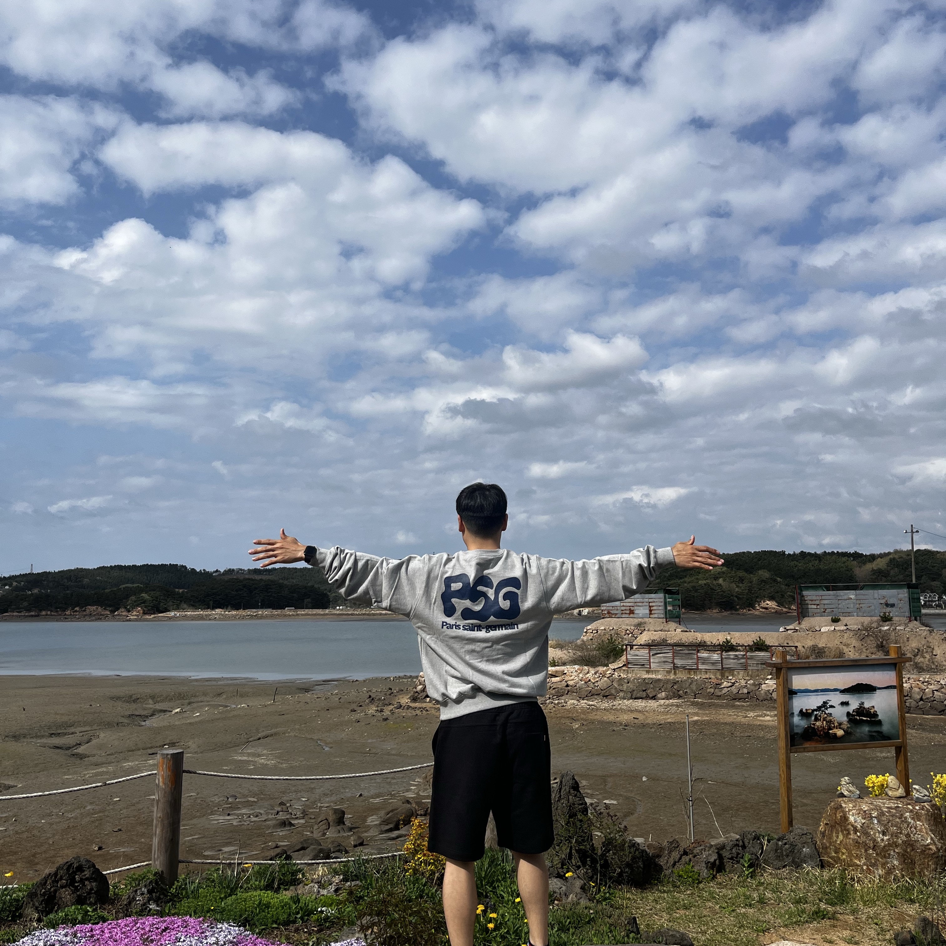 Over The Pitch PSG small heart logosweat shirts 착용 스타일