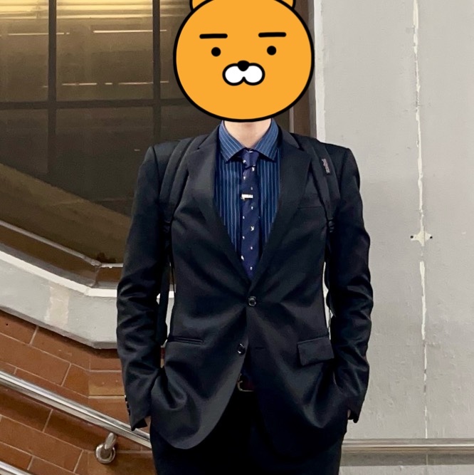 Thom Browne Bird & Bee Jacquard Classic Tie Navy, Thom Browne Silver Vertical Short Tie Bar Silver 착용 스타일