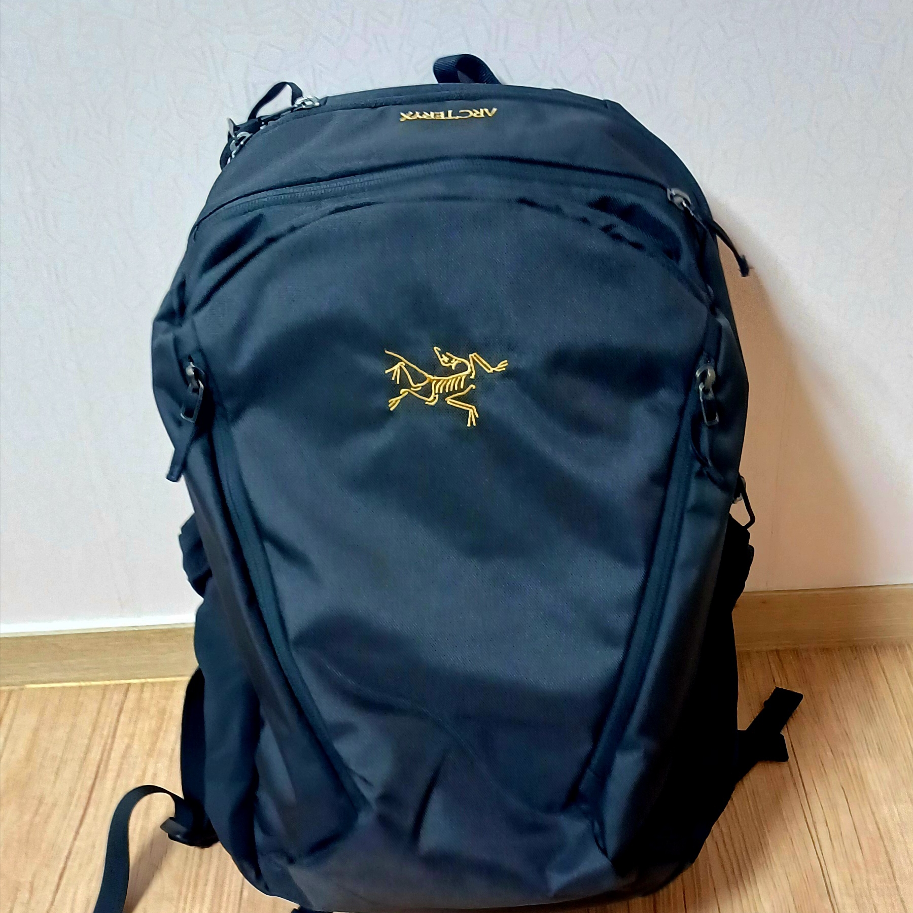 Arc'teryx Mantis 26 Backpack Black 착용 스타일