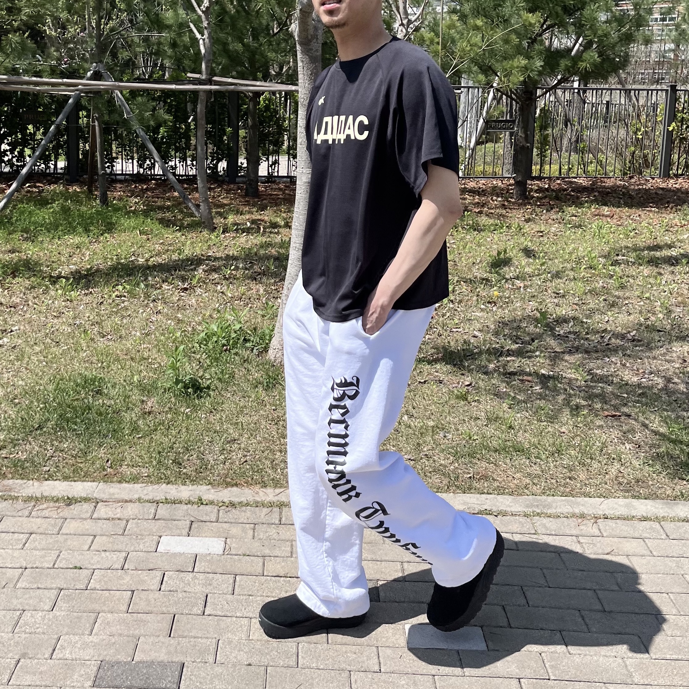Yeezy x Gosha Rubchinskiy Tribune Herald SP-01 Pants White, Yeezy x Gosha Rubchinskiy Tribune Herald SP-01 Pants Mocha 착용 스타일 - 2