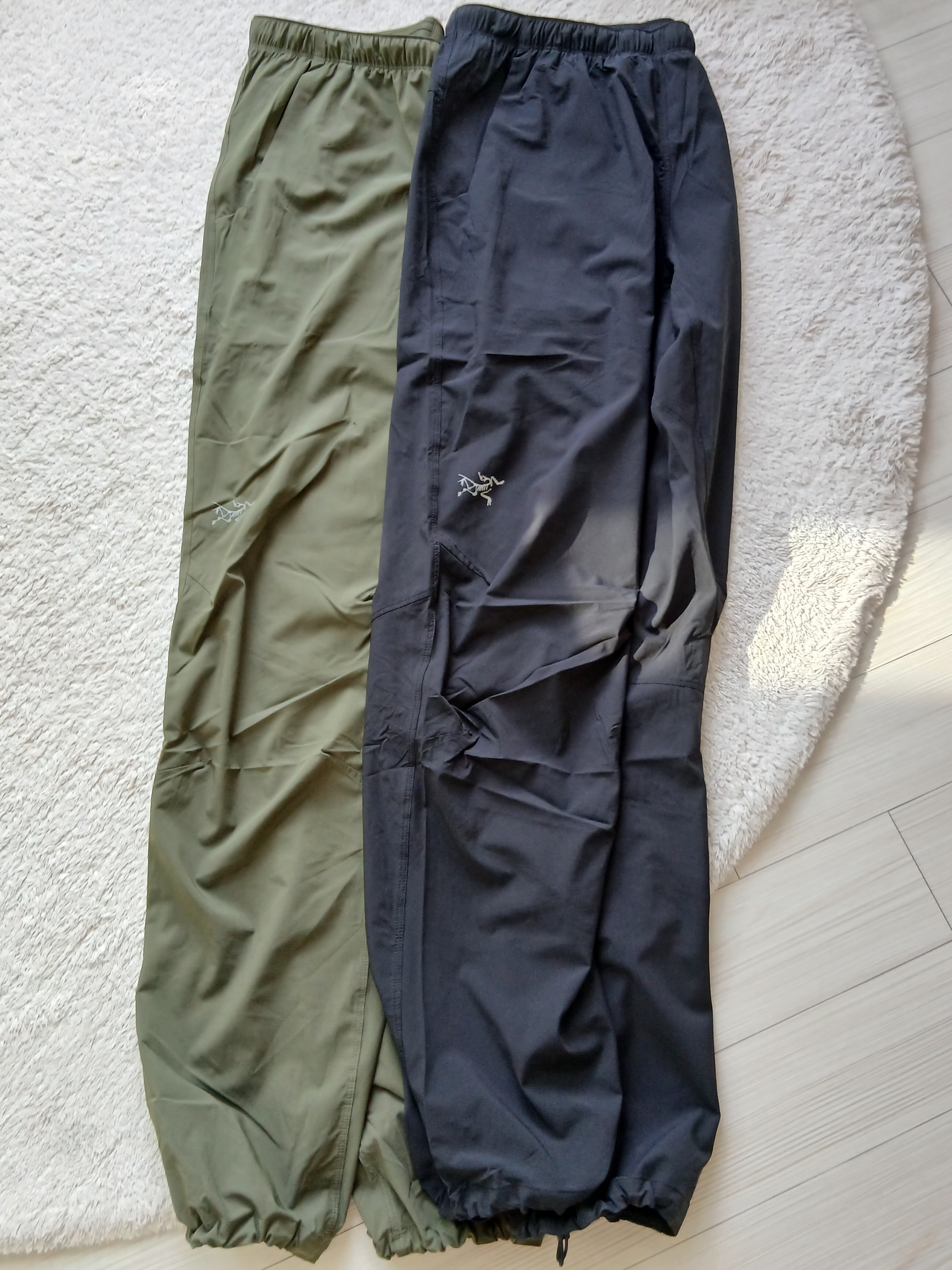 Arc'teryx Bird Word Cap 24K Black, Arc'teryx Kragg SL Cotton Blurred Bird SS T-Shirt White Light Atmos 착용 스타일 - 4