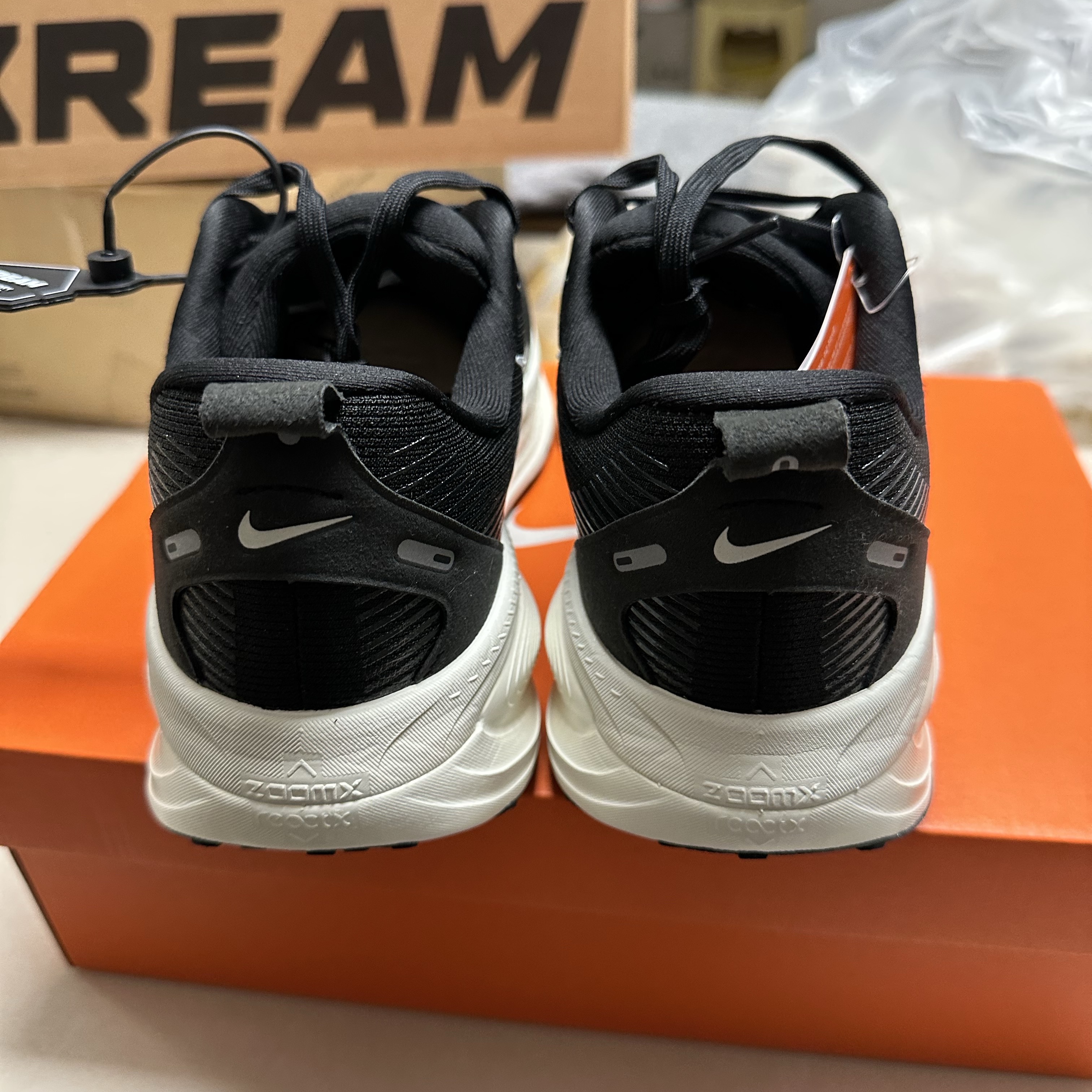 Nike Vomero 18 Black Coconut Milk 착용 스타일 - 3