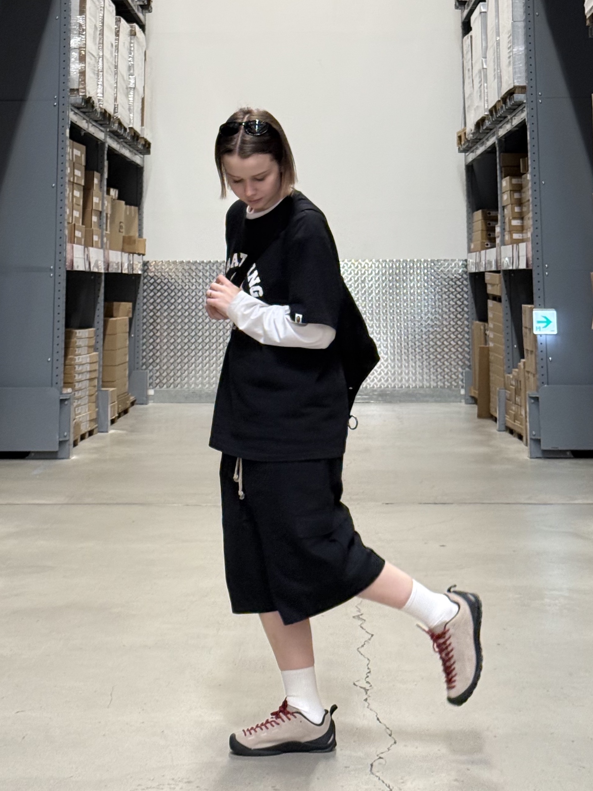 BAPE Hexagram College T-Shirt Black, (W) Keen Jasper Suede Sneakers Silver Mink 착용 스타일 - 1