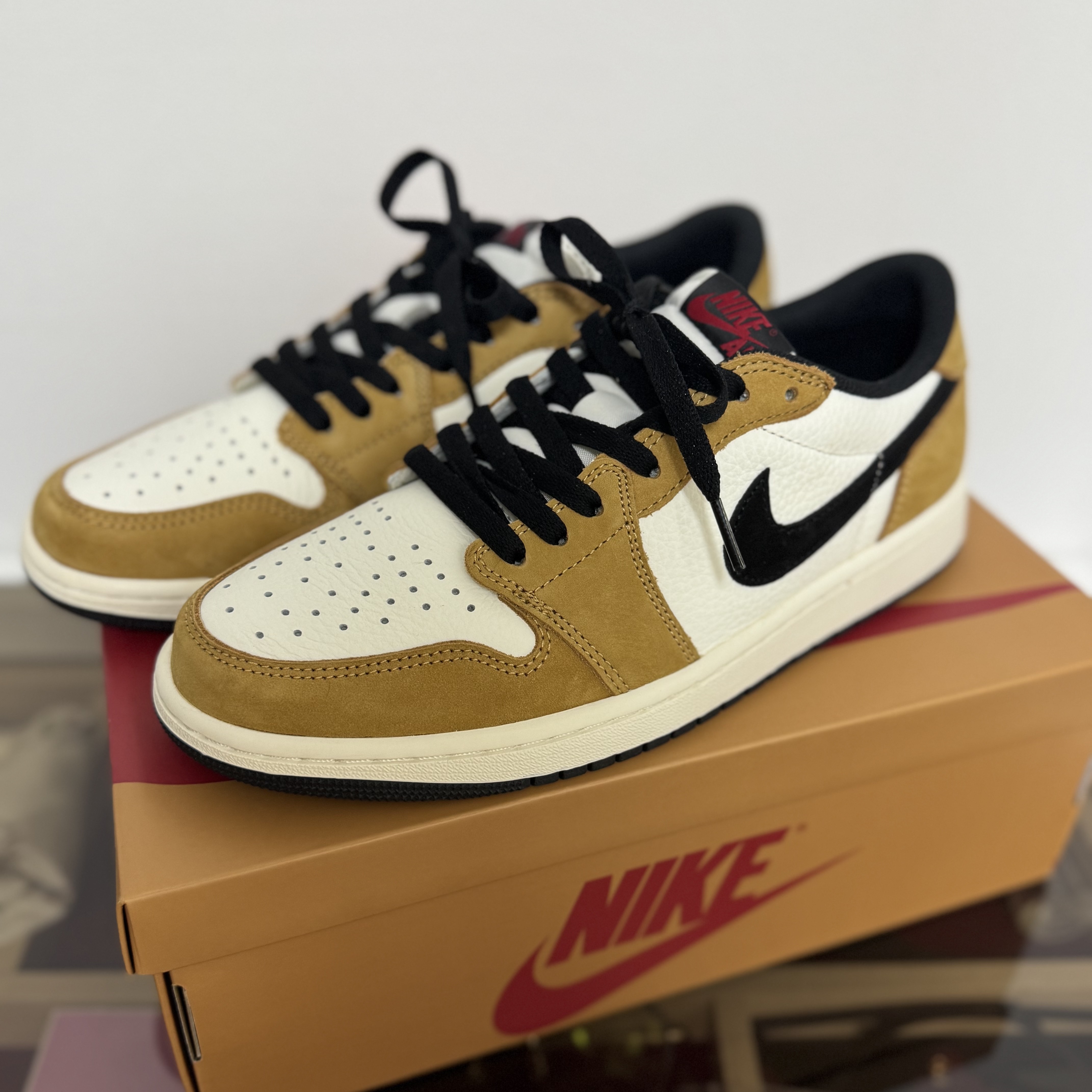 Jordan 1 Low OG Sail and Golden Harvest 착용 스타일 - 1