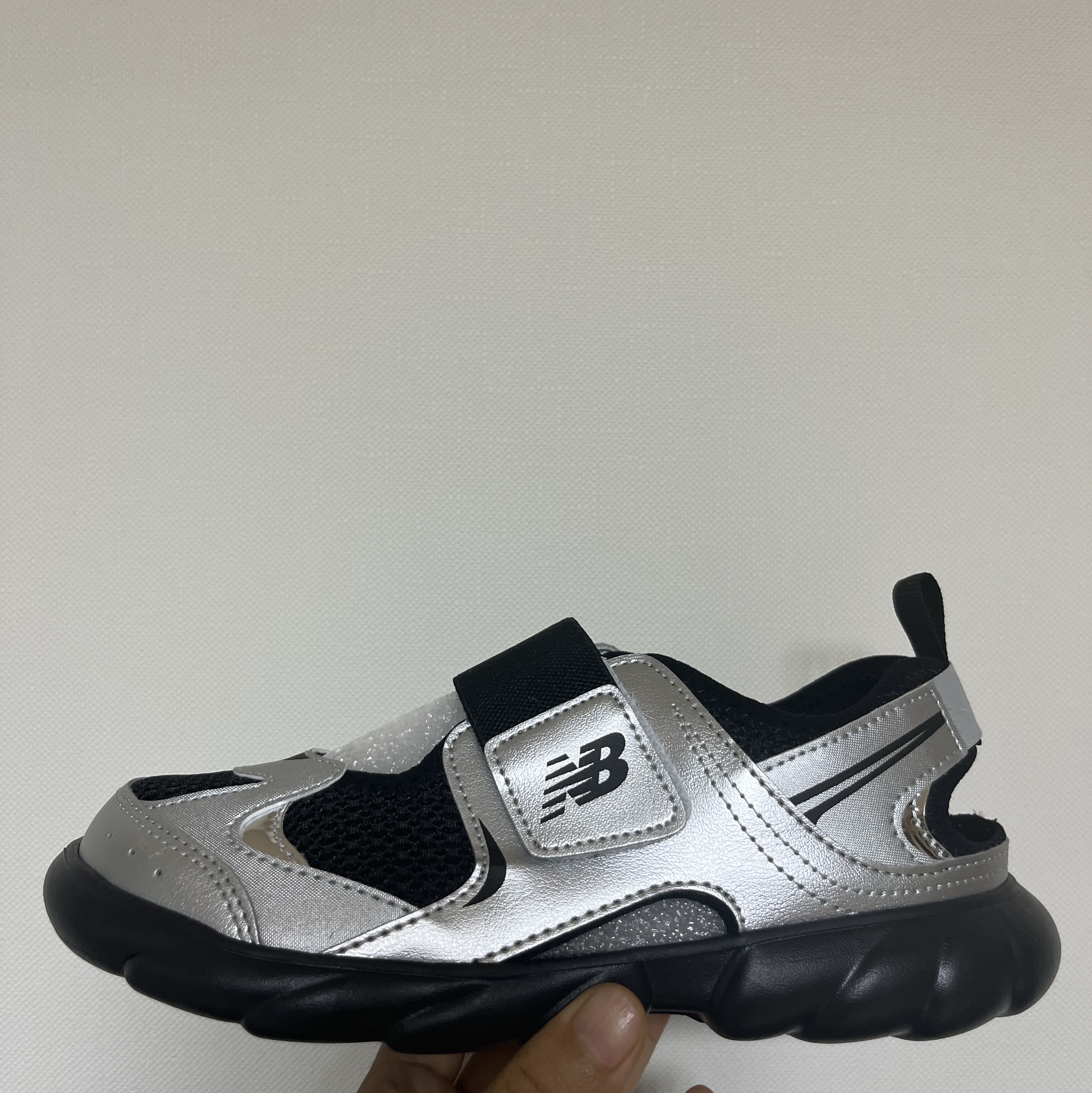 (Kids) New Balance Freedle 920 Sandal Gray 착용 스타일 - 1