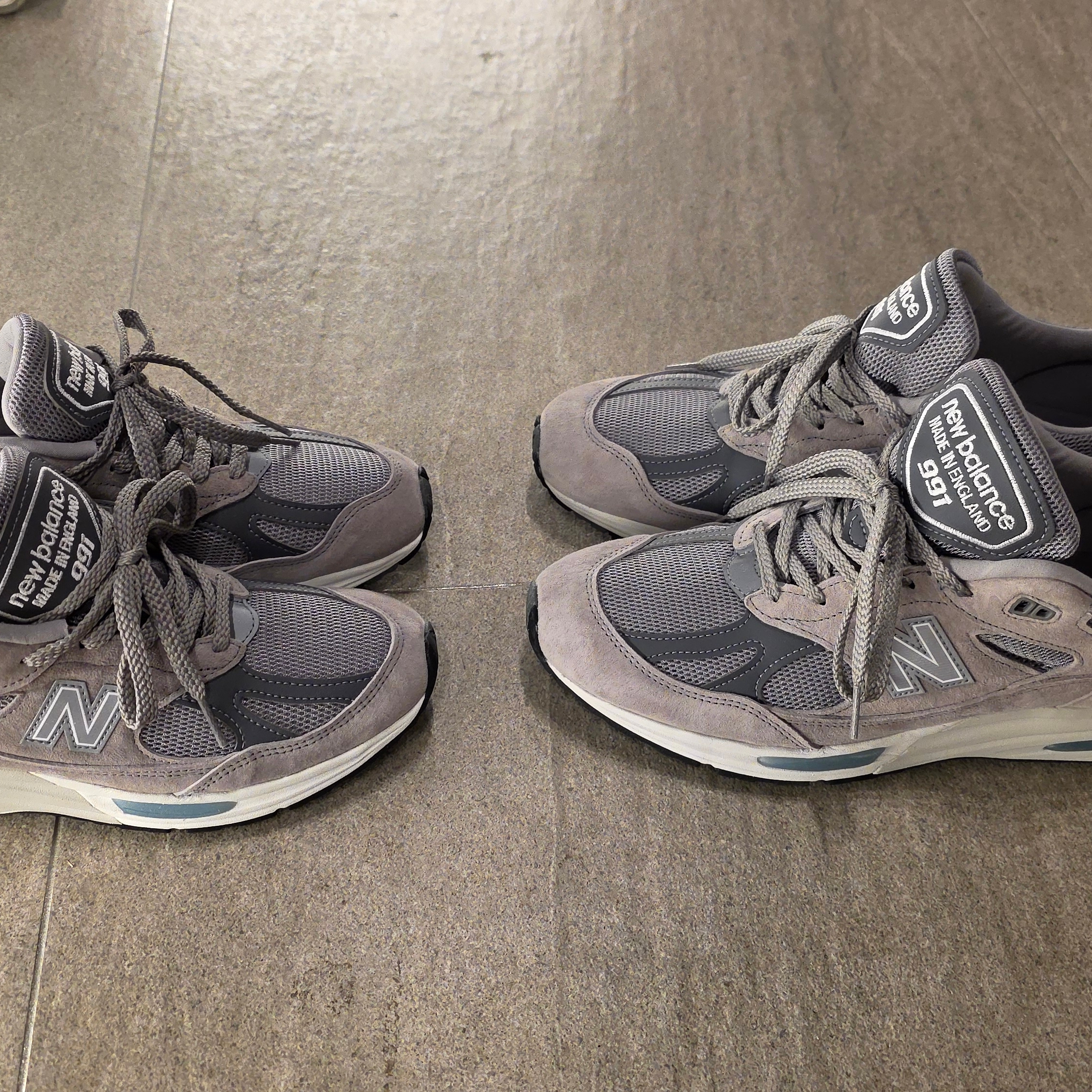 New Balance 991v2 Made in UK Rock Ridge Alloy Silver 착용 스타일 - 1