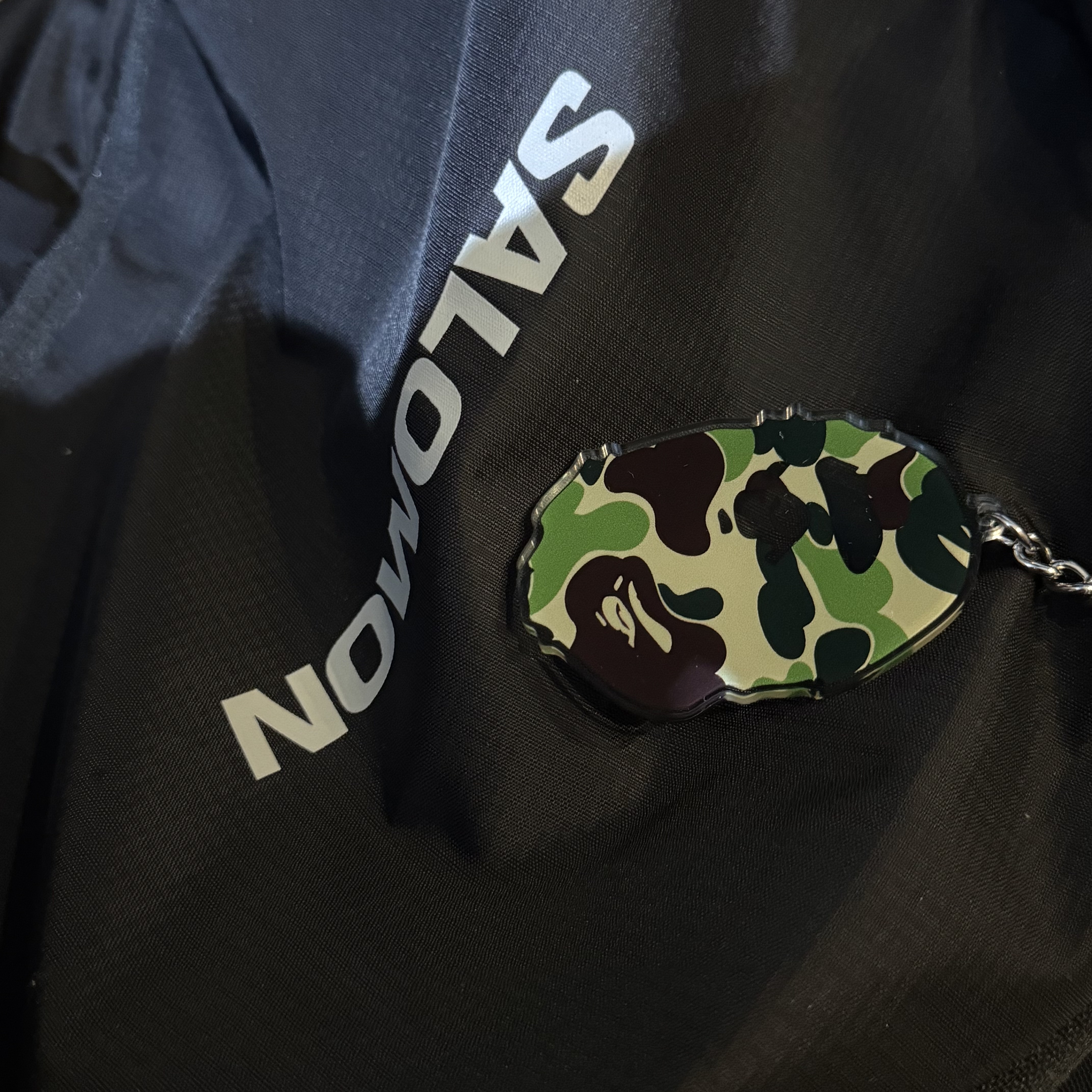 BAPE ABC Camo Ape Head Acrylic Keychain Green 착용 스타일 - 1