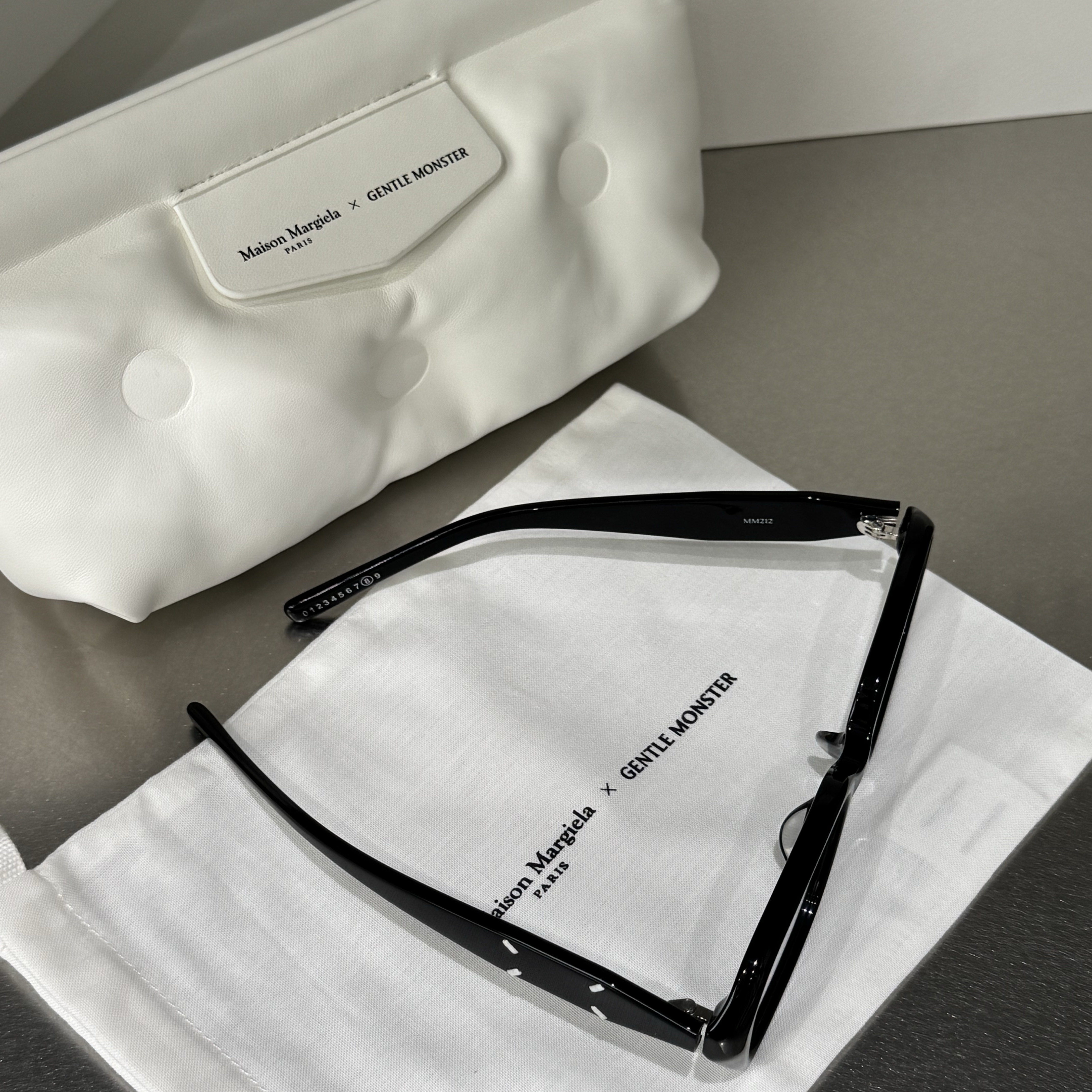 Gentle Monster x Maison Margiela MM212 Black Clear, Celine Luco Triomphe Loafer in Polished Bull Black 착용 스타일 - 2