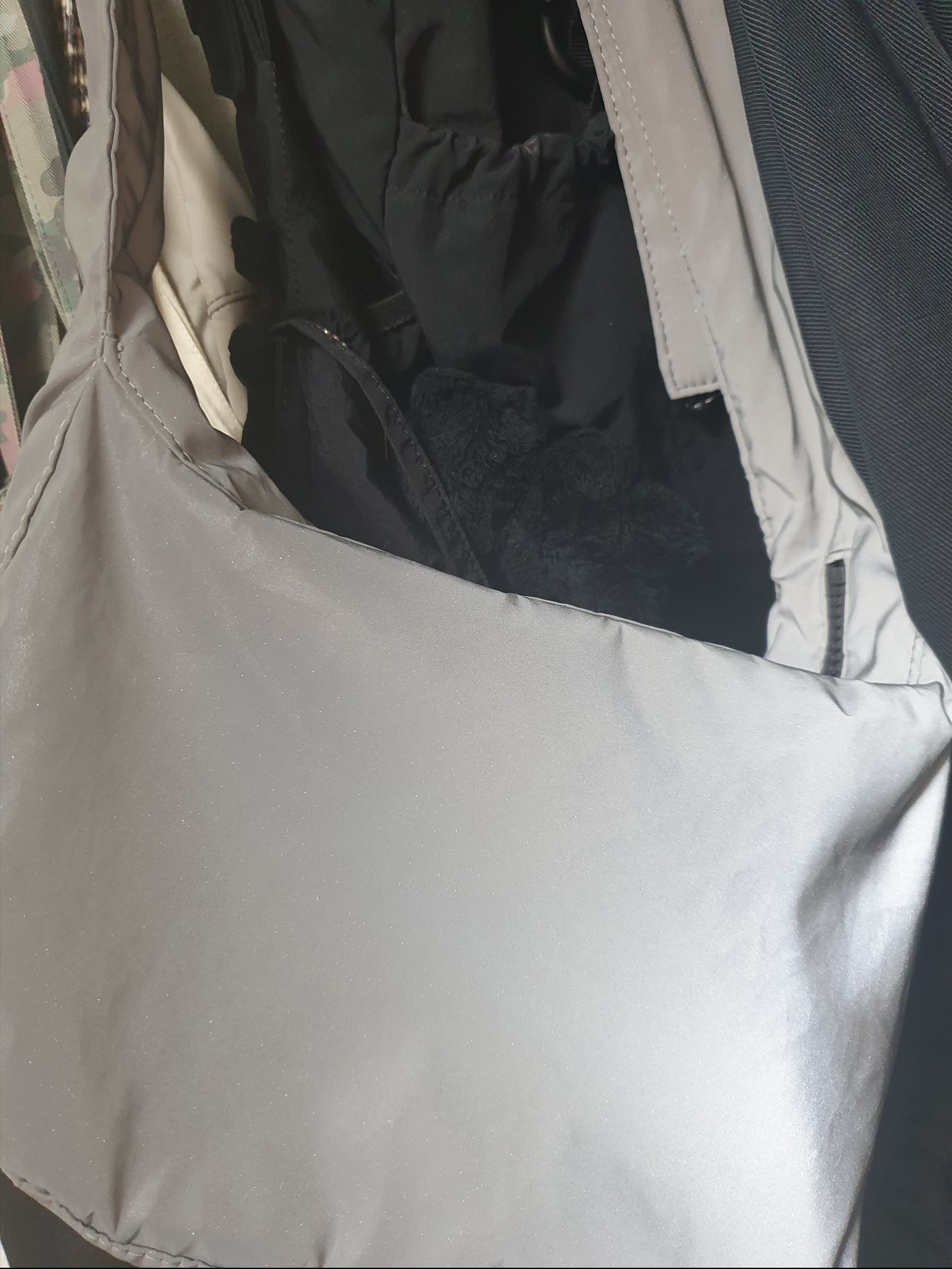 COS Reflective Crossbody Saddle Bag Silver 착용 스타일