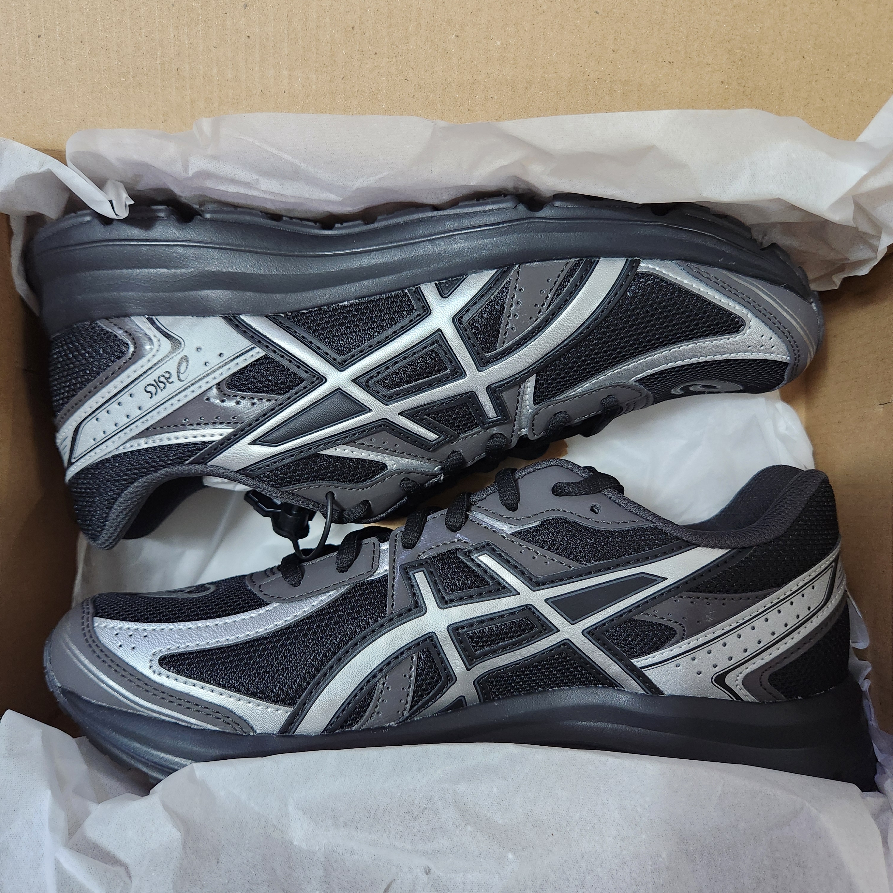 Asics Jog 100 S Black Pure Silver - D Standard 착용 스타일