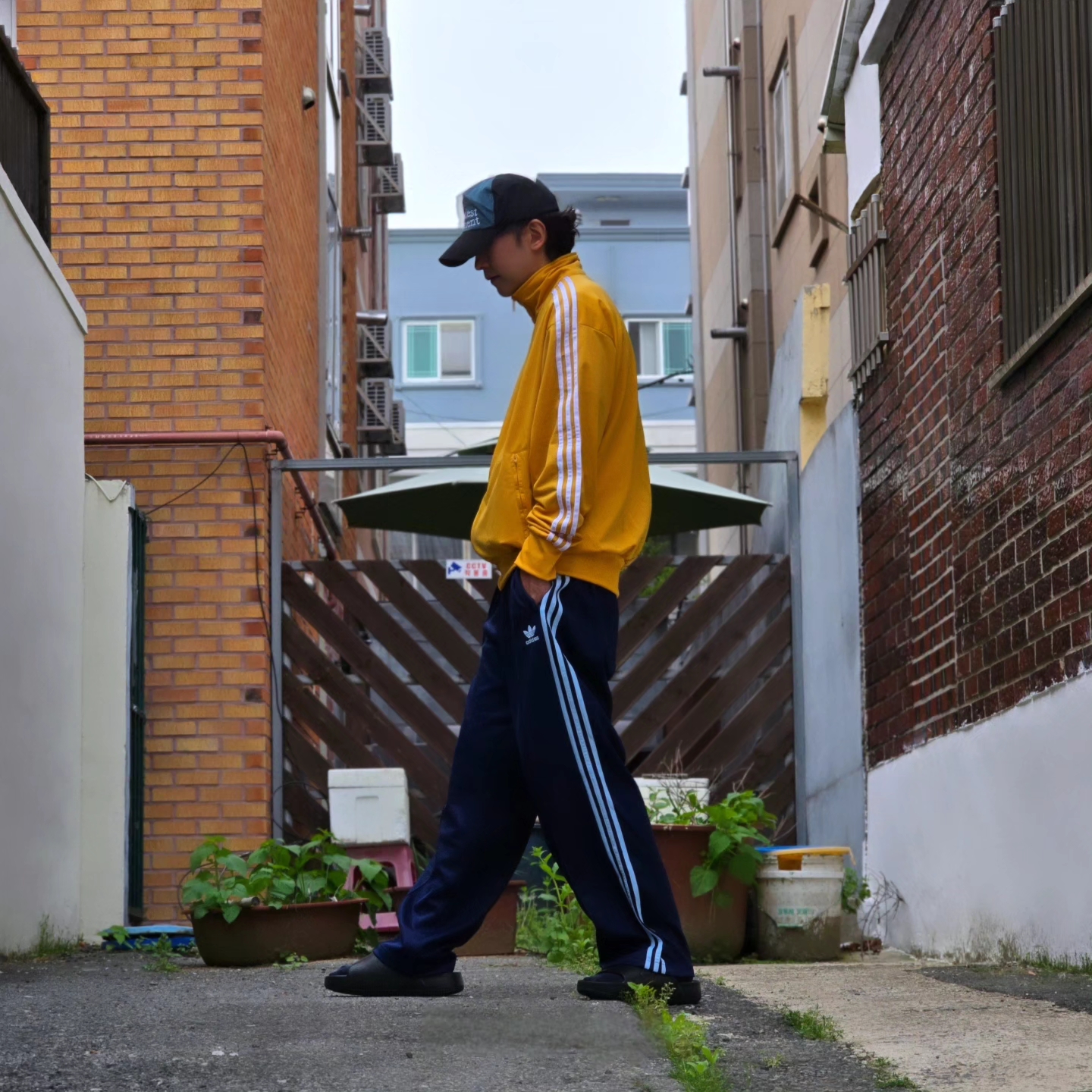 Adidas Originals Adicolor Buggy Fit Firebird Track Pants Night Indigo Clear Sky - KR Sizing, Nike Calm Slide Black 착용 스타일 - 4