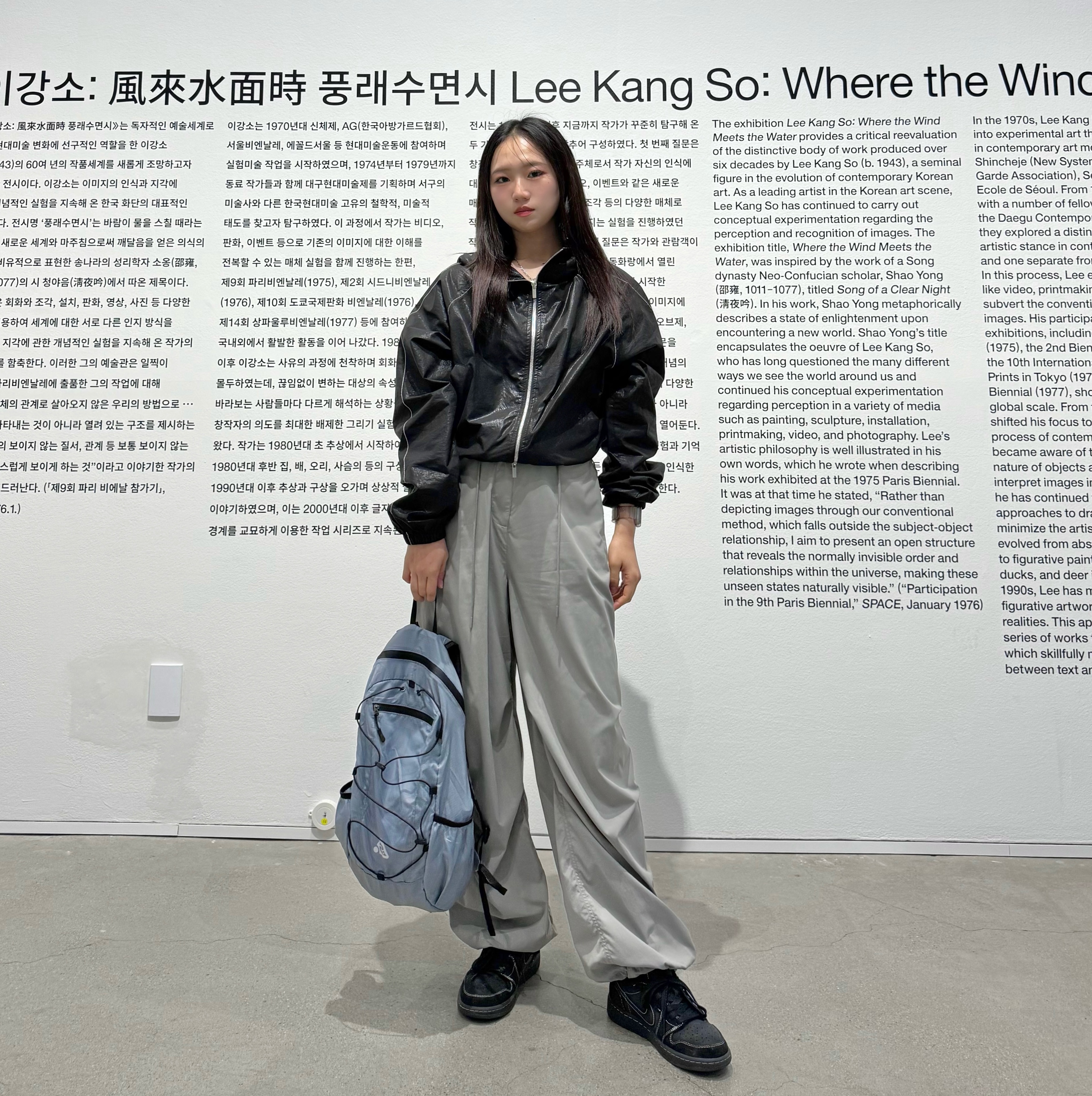 Jordan 1 x Travis Scott Retro Low OG SP Black Phantom, (W) Matin Kim Matin Crop Hoody Coating Jumper Black 착용 스타일 - 1