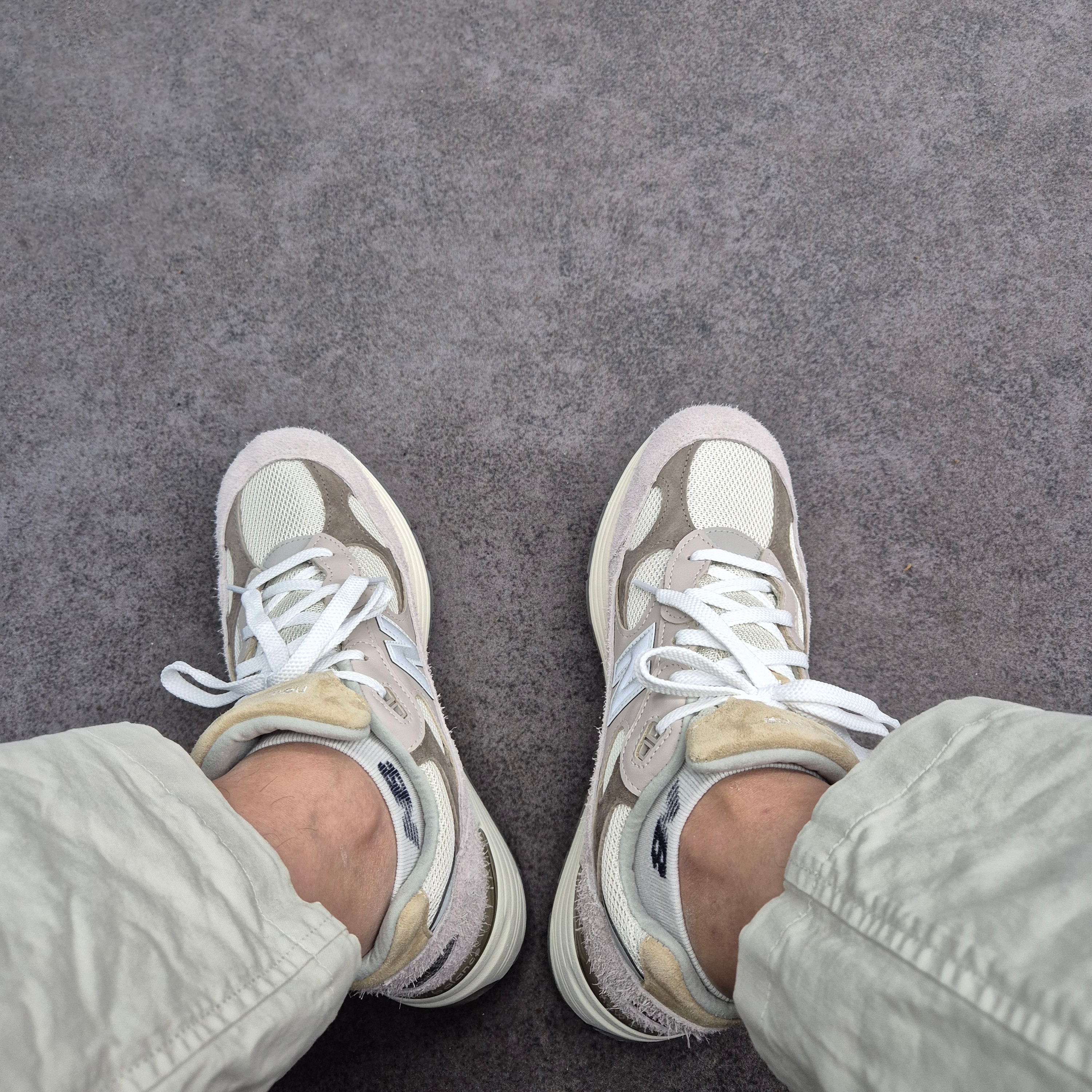 New Balance 992 Made in USA Moonrock Mushroom 착용 스타일