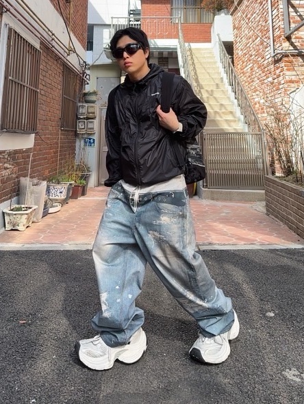 Balenciaga 10XL Sneakers White Grey Silver Black 착용 스타일