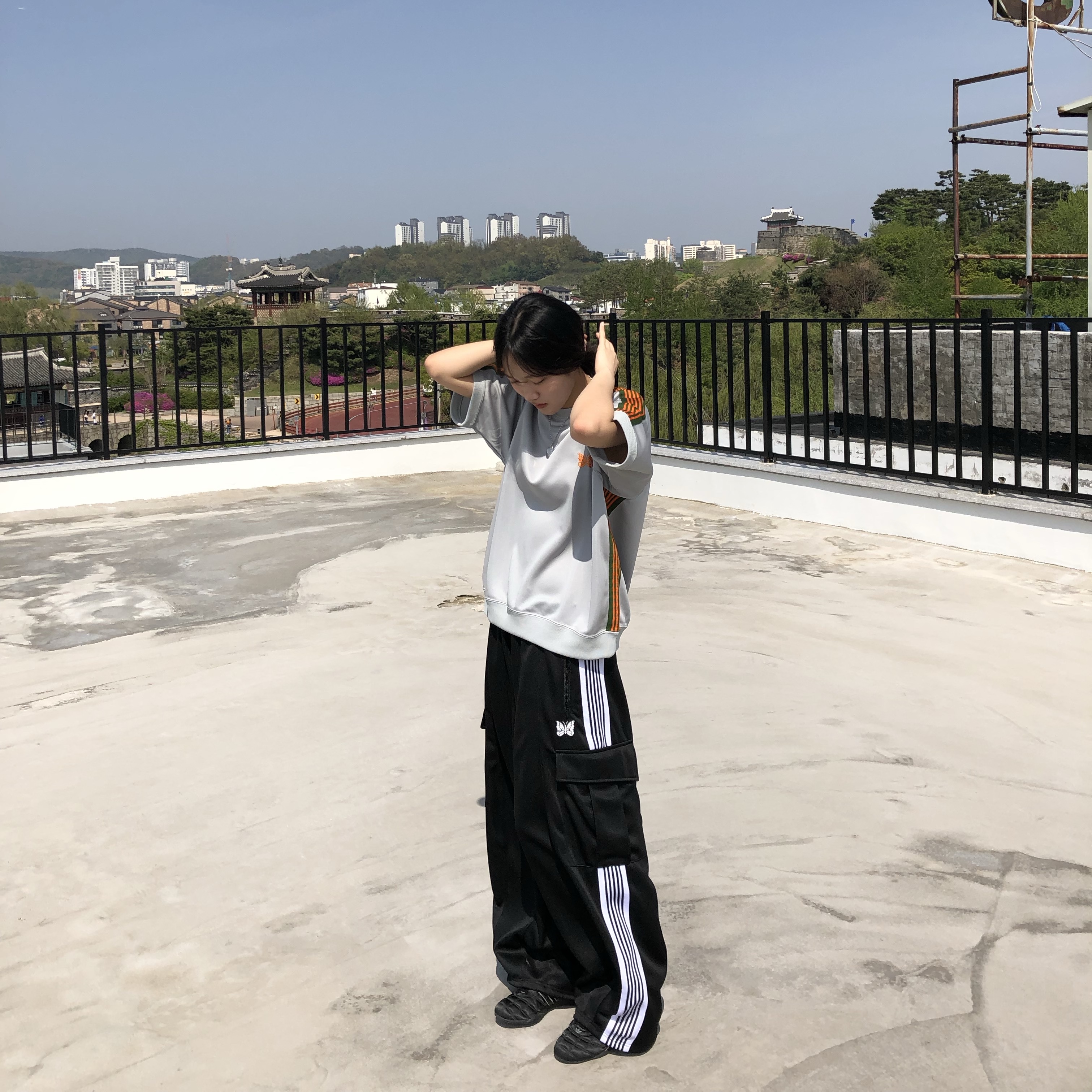 Needles x Nubian S/S Track Crew Neck Shirt Gray - Nubian Exclusive, Needles x LHP H.D. Track Pants BDU Poly Smooth Black 착용 스타일 - 7