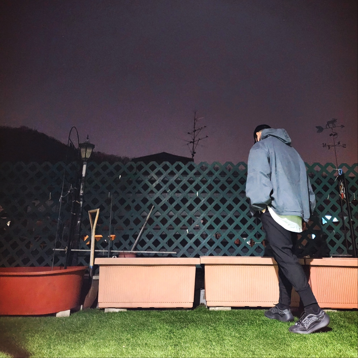 Juun.J Signature Cotton Twill Ballcap Black, Yeezy Gap Engineered By Balenciaga Sateen Anorak Dark Green 착용 스타일 - 2