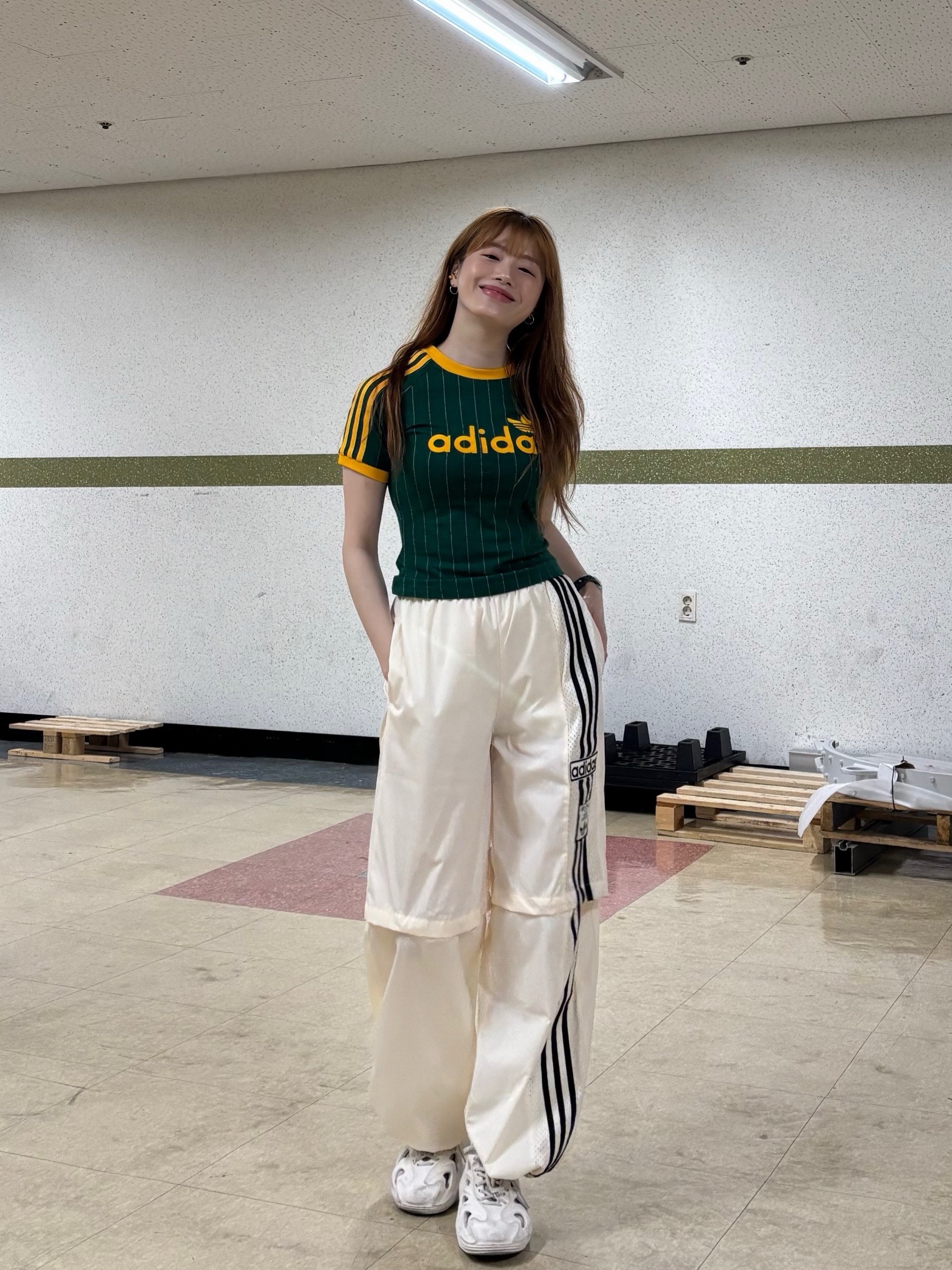 (W) Adidas Linear Cali Graphic T-Shirt Collegiate Green Off White - KR Sizing, Adidas Adifom Q Off White 착용 스타일 - 1