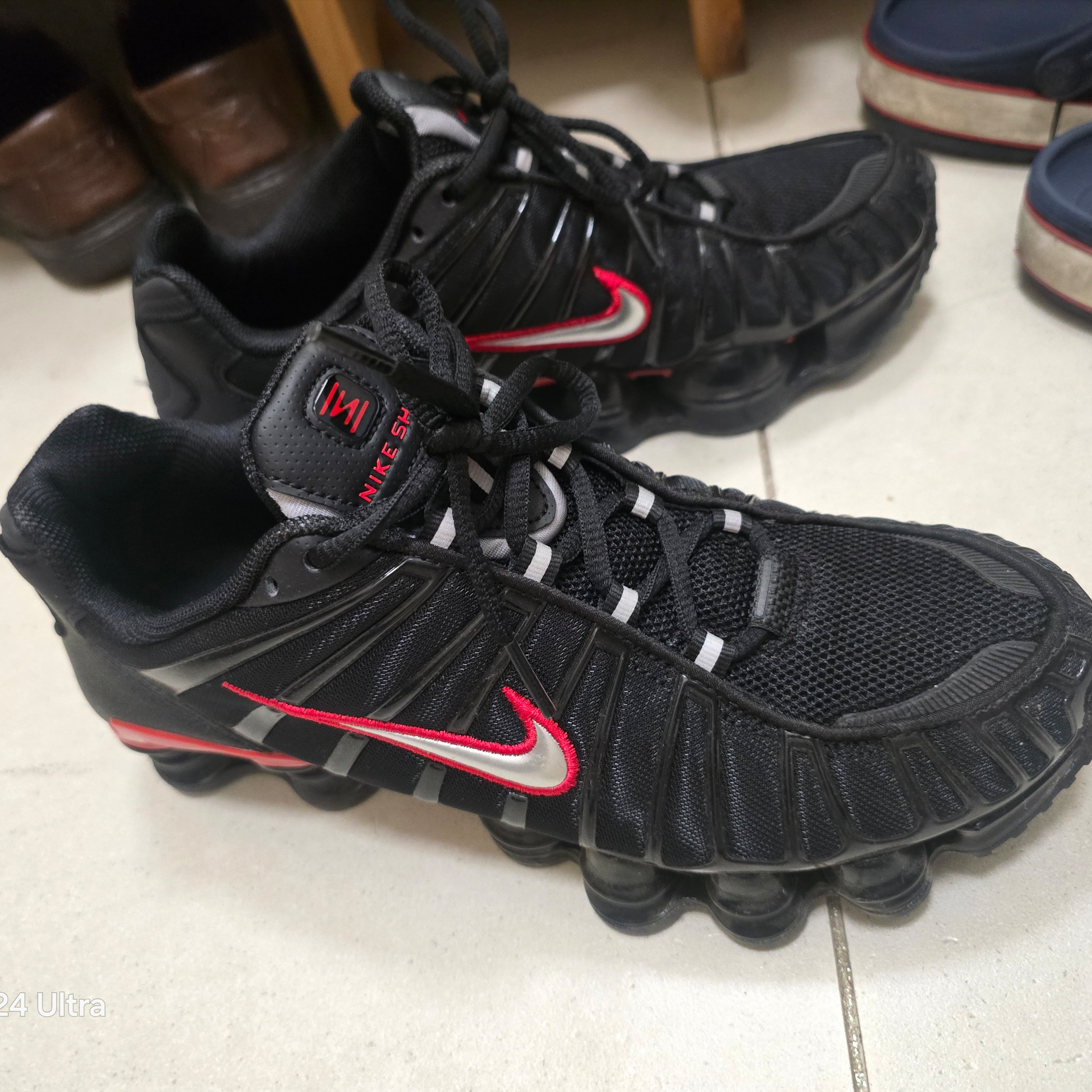 Nike Shox TL Black University Red 착용 스타일