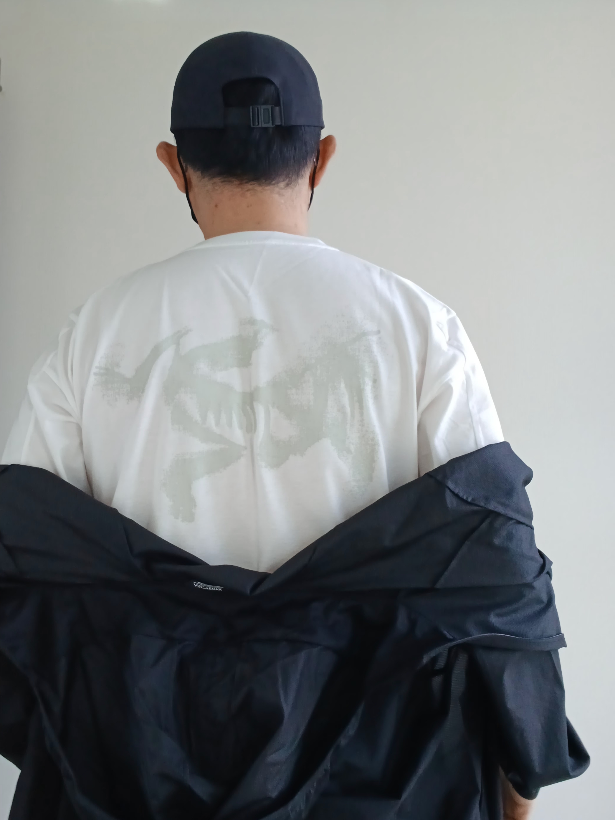 Arc'teryx Bird Word Cap 24K Black, Arc'teryx Kragg SL Cotton Blurred Bird SS T-Shirt White Light Atmos 착용 스타일 - 5