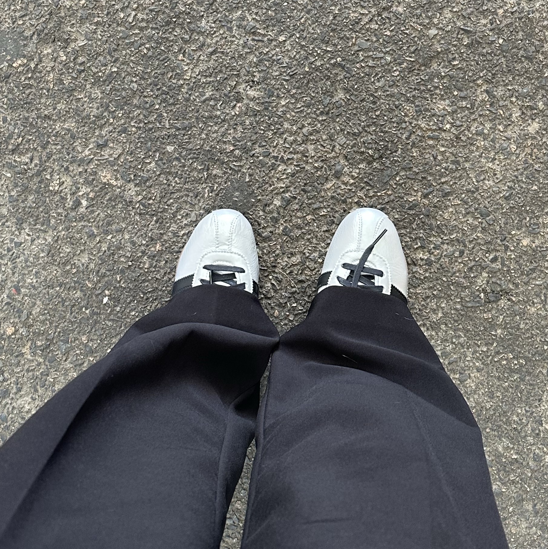 (W) Adidas Tokyo Silver Metallic Core Black 착용 스타일 - 4