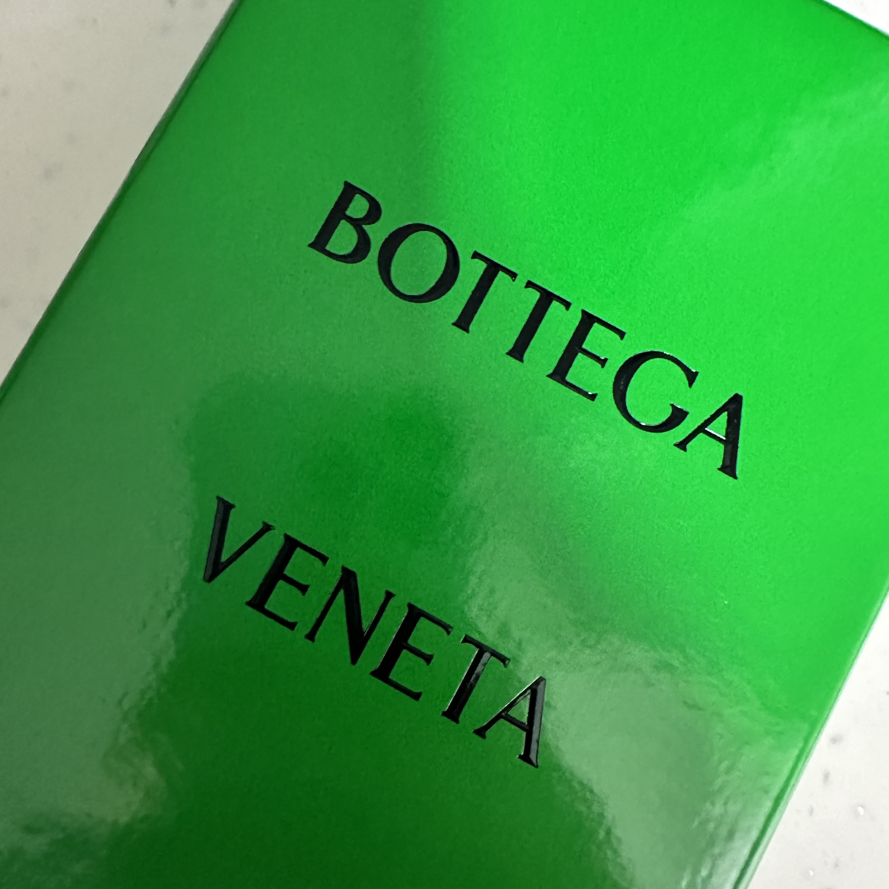 Bottega Veneta Zipped Card Case Black Gold 착용 스타일 - 2
