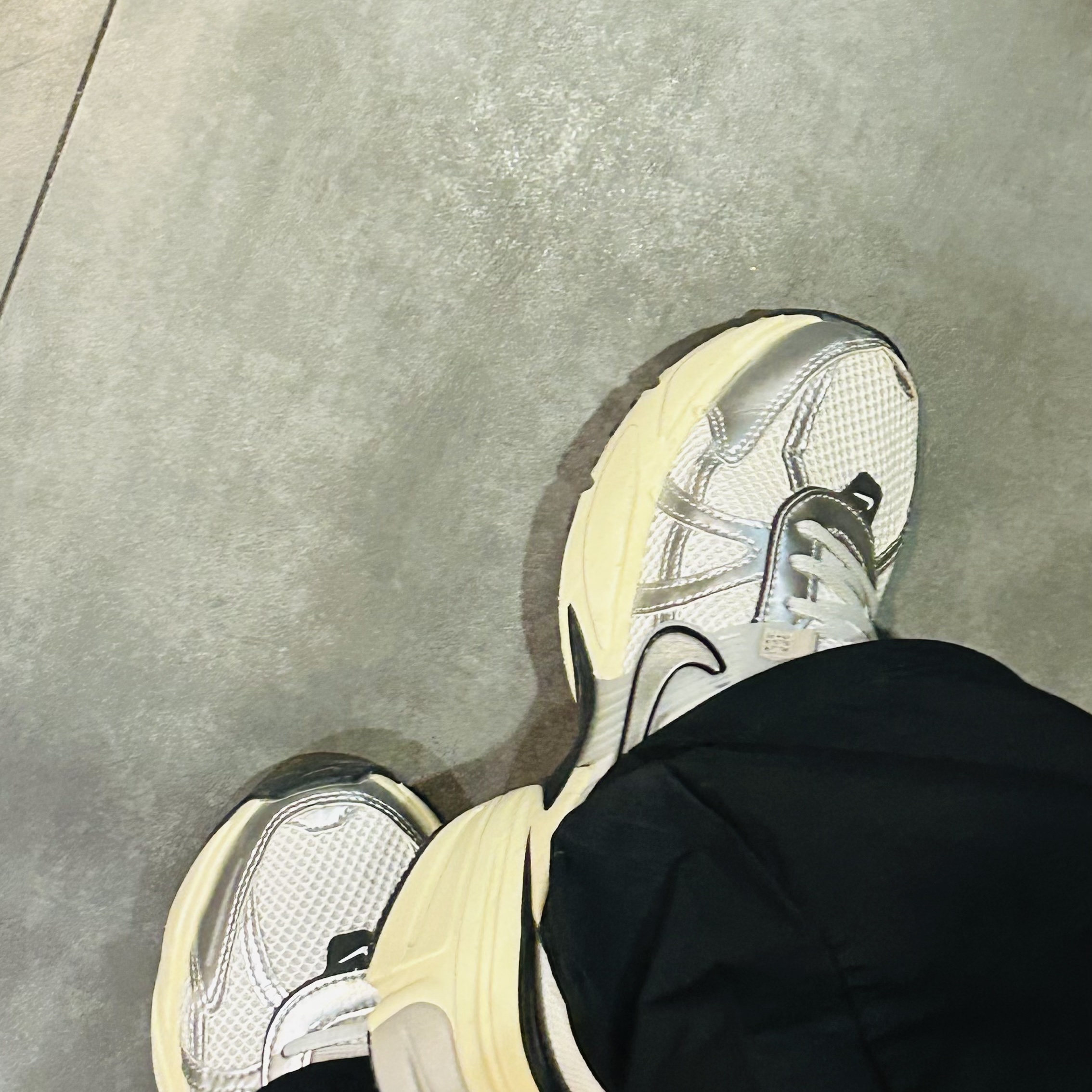 Nike V2K Run Summit White Metallic Silver 착용 스타일 - 1