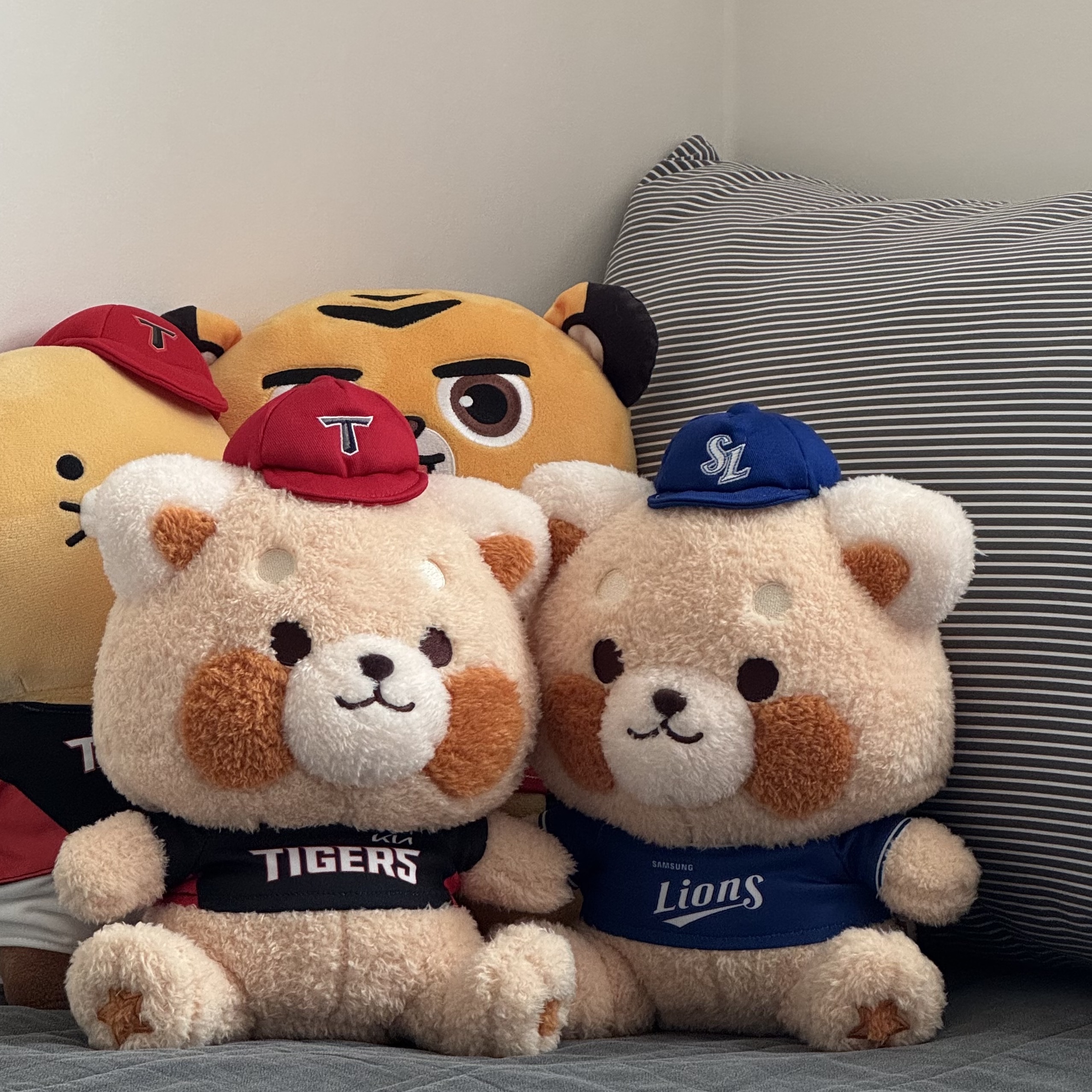 Lessey & Friends x KBO The Strongest Lessey Stuffed Toy KIA Tigers 착용 스타일