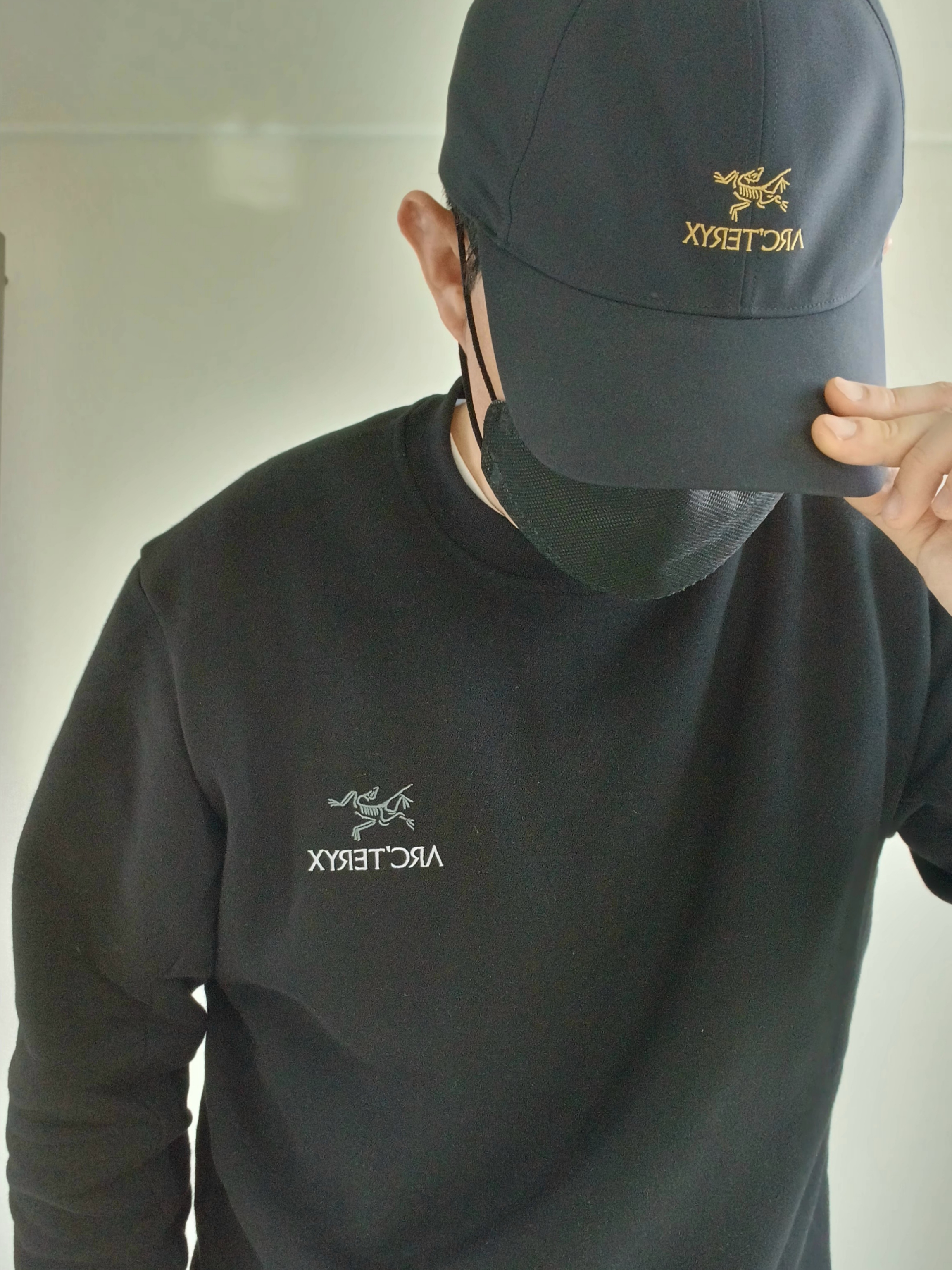 Arc'teryx Bird Word Cap 24K Black, Arc'teryx Emblem Fleece Crew Neck Pullover Black 착용 스타일 - 1