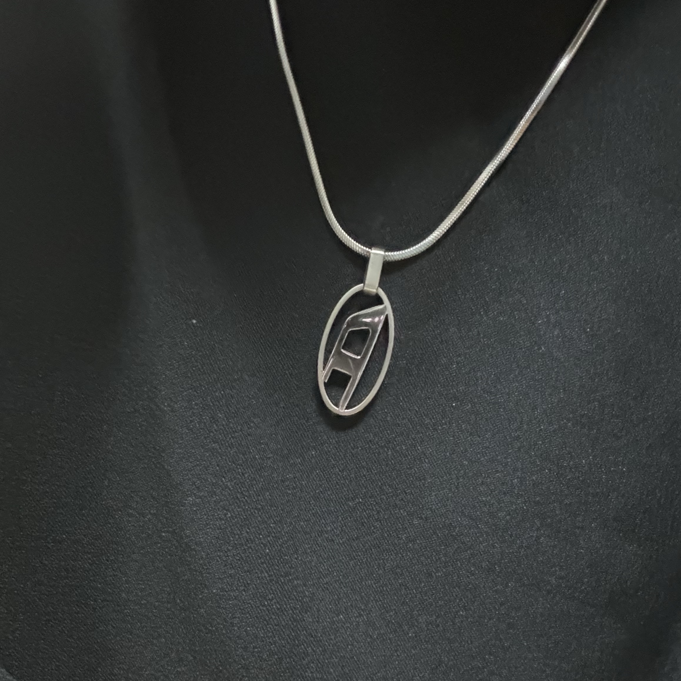 Diesel Dx1342 Stainless Steel Pendant Necklace Silver 착용 스타일