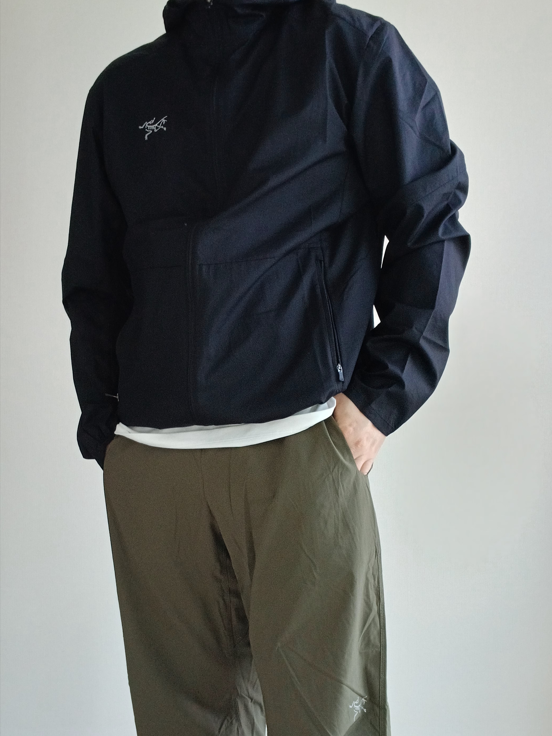 Arc'teryx Bird Word Cap 24K Black, Arc'teryx Kragg SL Cotton Blurred Bird SS T-Shirt White Light Atmos 착용 스타일 - 9