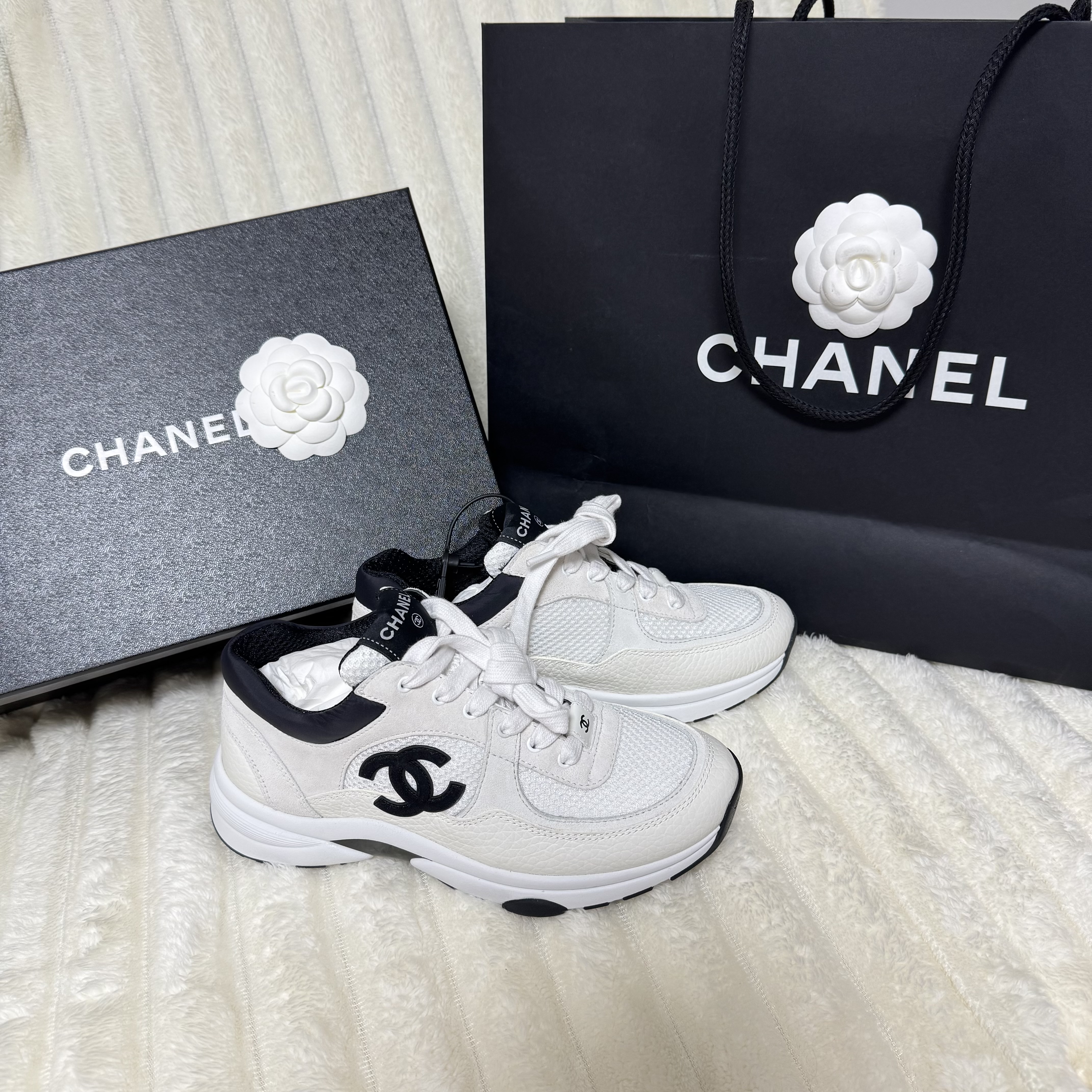 (W) Chanel Sneakers Mesh Suede Calfskin & White Black 착용 스타일