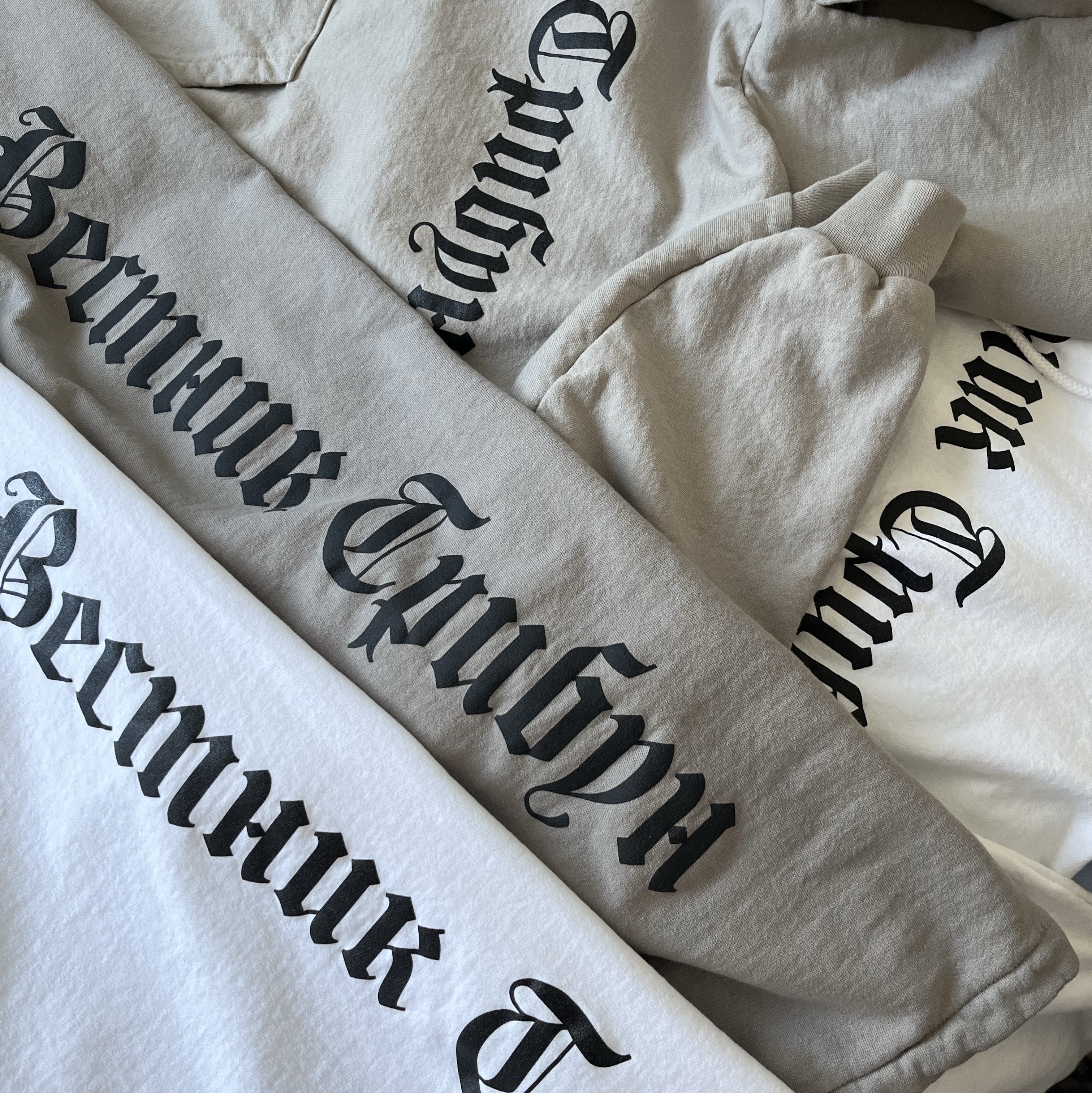Yeezy x Gosha Rubchinskiy Tribune Herald SP-01 Pants White, Yeezy x Gosha Rubchinskiy Tribune Herald SP-01 Pants Mocha 착용 스타일 - 1