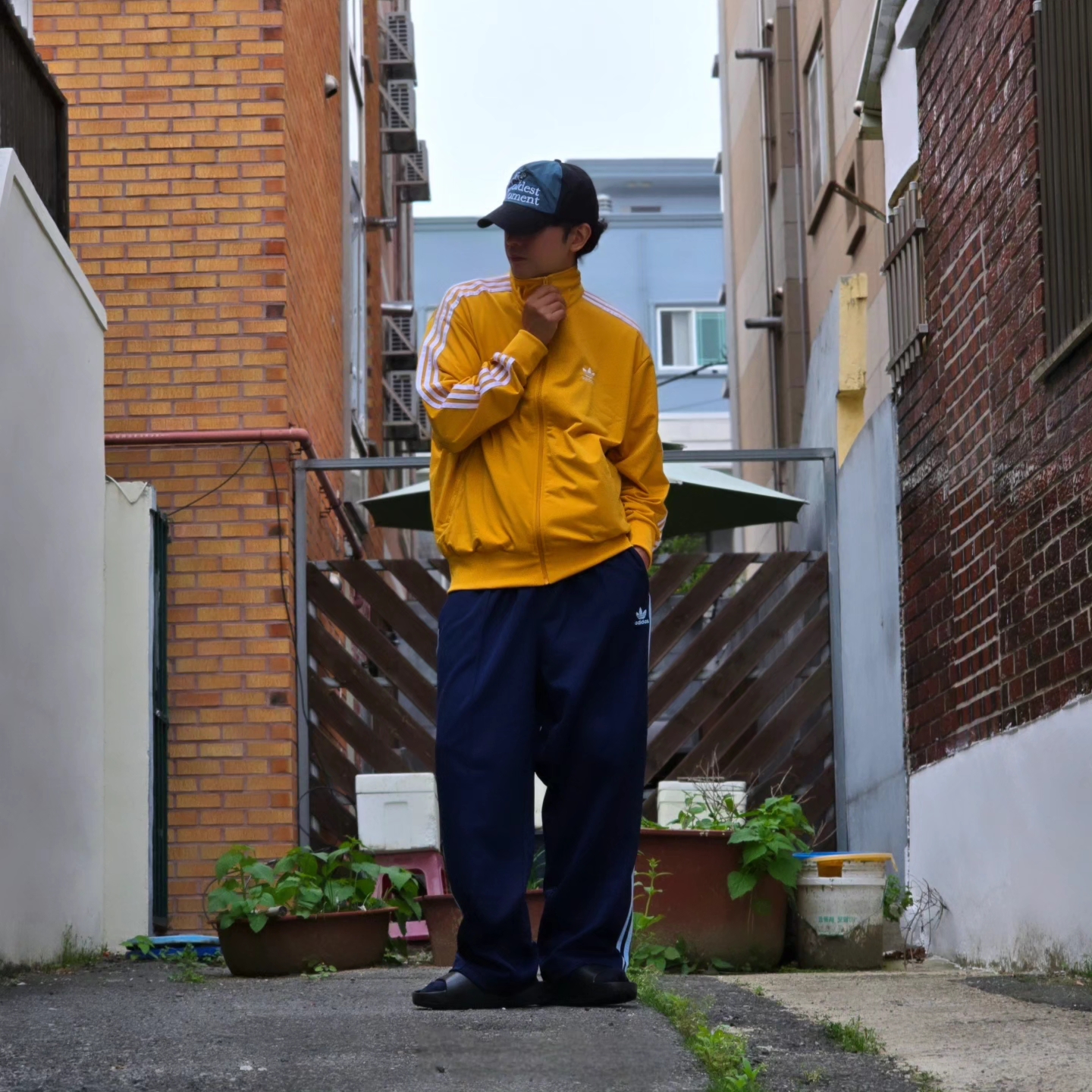 Adidas Originals Adicolor Buggy Fit Firebird Track Pants Night Indigo Clear Sky - KR Sizing, Nike Calm Slide Black 착용 스타일 - 3