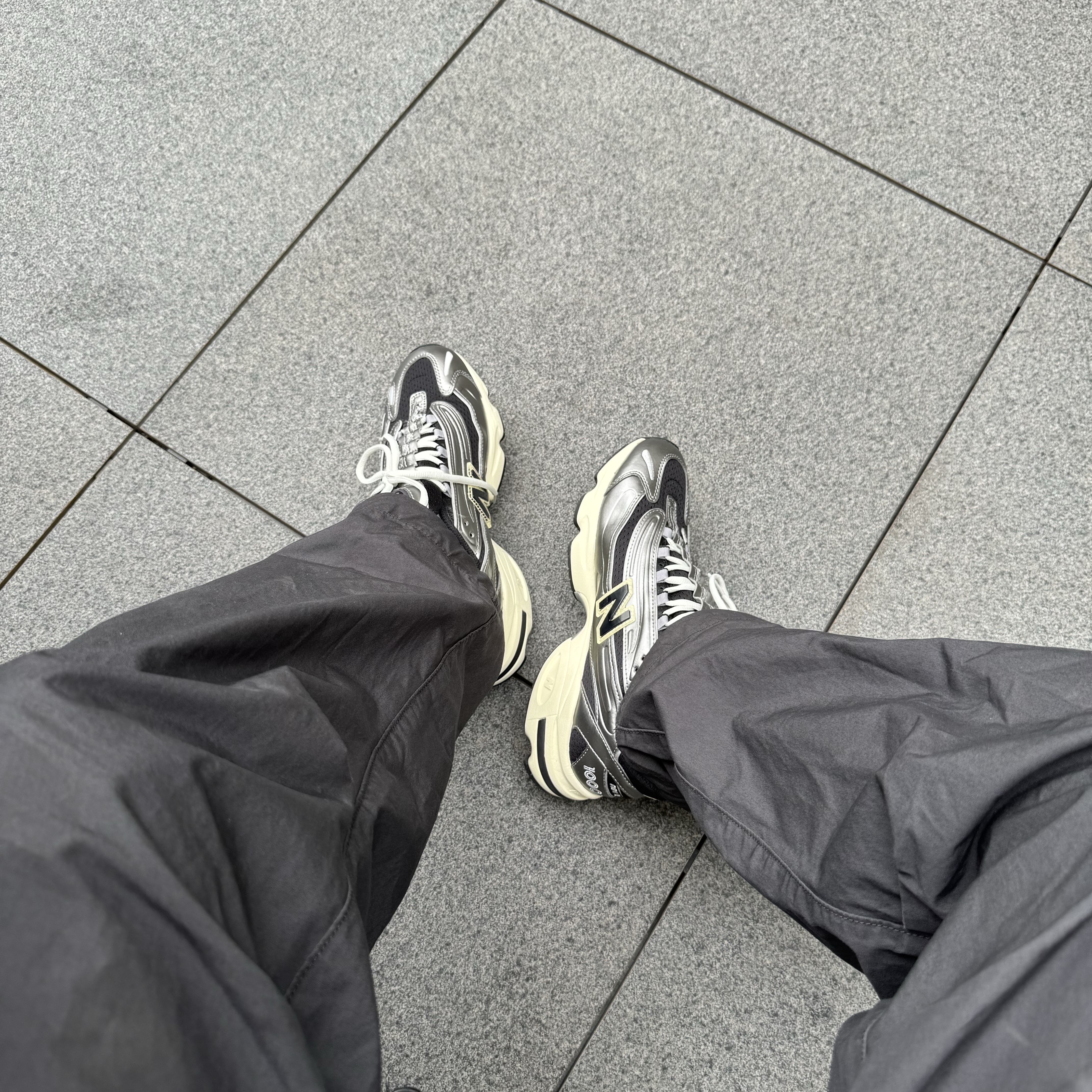 New Balance 1000 Silver Metallic Black 착용 스타일