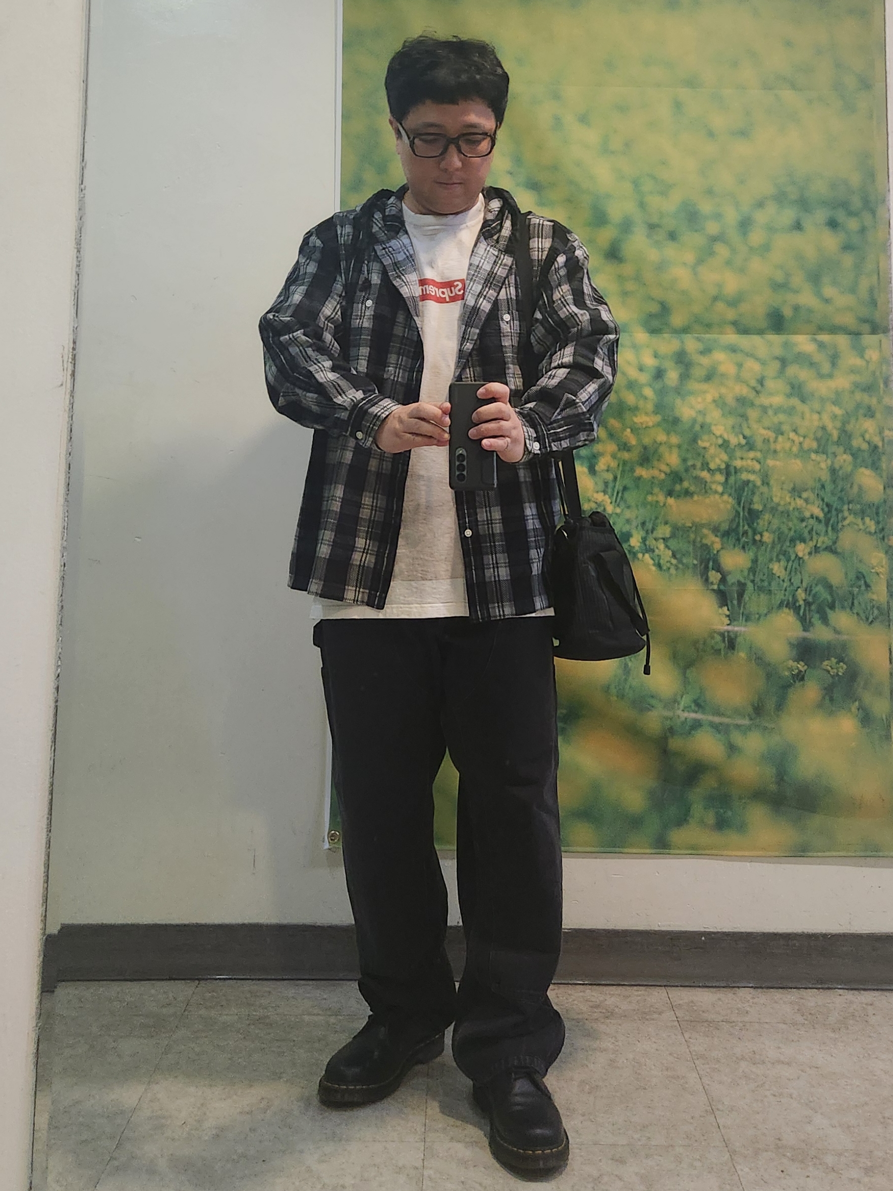 Supreme Printed Hooded Flannel Shirt Black - 24SS, Supreme x MM6 Maison Margiela Box Logo T-Shirt White - 24SS 착용 스타일