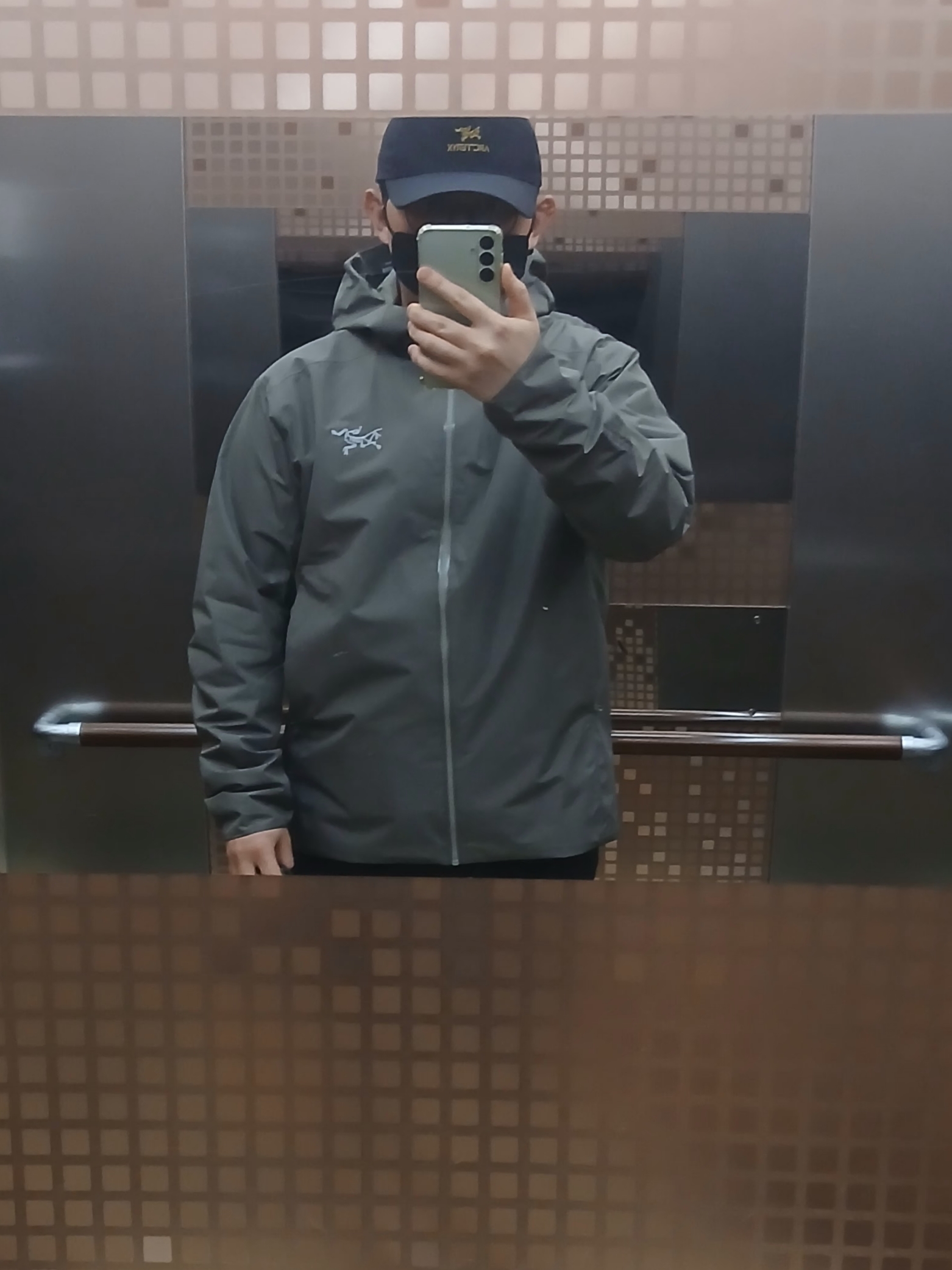Arc'teryx Solano Hoody Forage, Arc'teryx Bird Word Cap 24K Black 착용 스타일 - 2