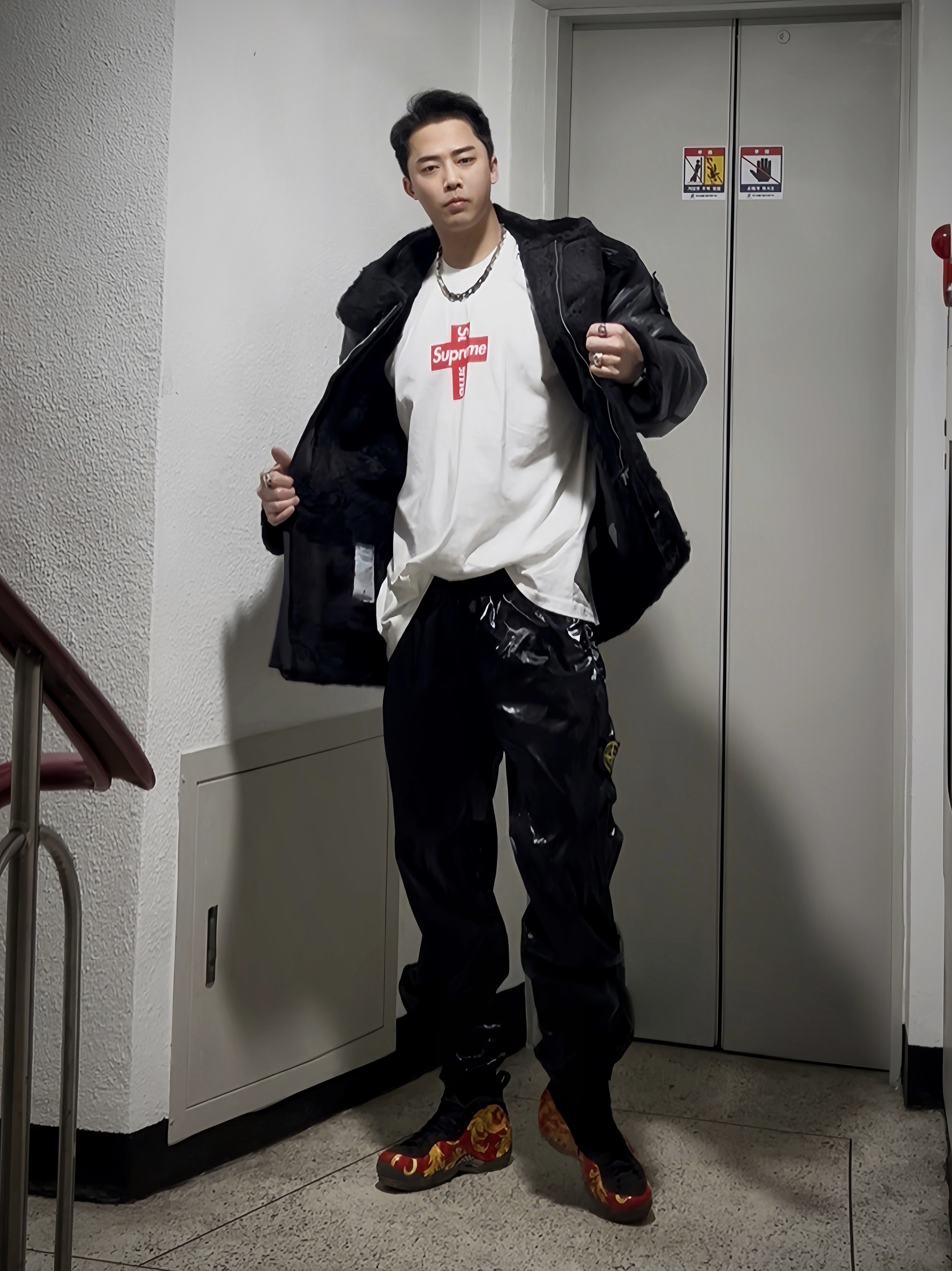 Supreme Cross Box Logo T-Shirt White - 20FW, Supreme x Stone Island Hand-Painted Hooded Shearling Jacket Black - 20FW 착용 스타일 - 1