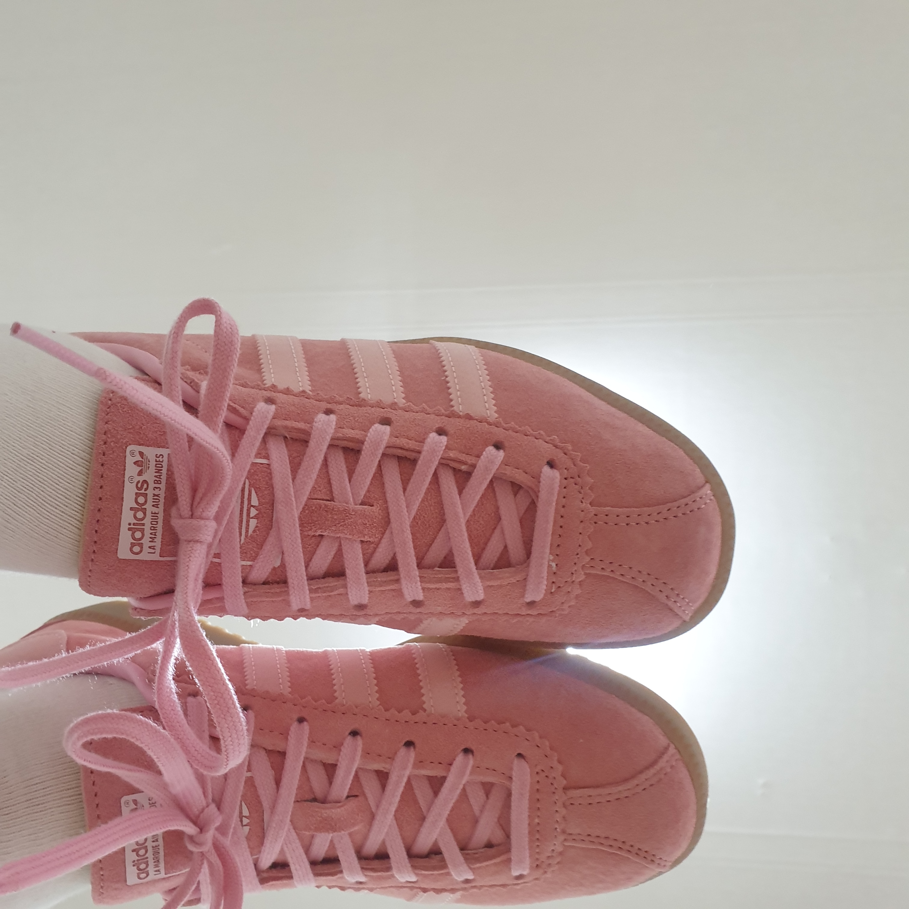 Adidas Bermuda Glow Pink 착용 스타일