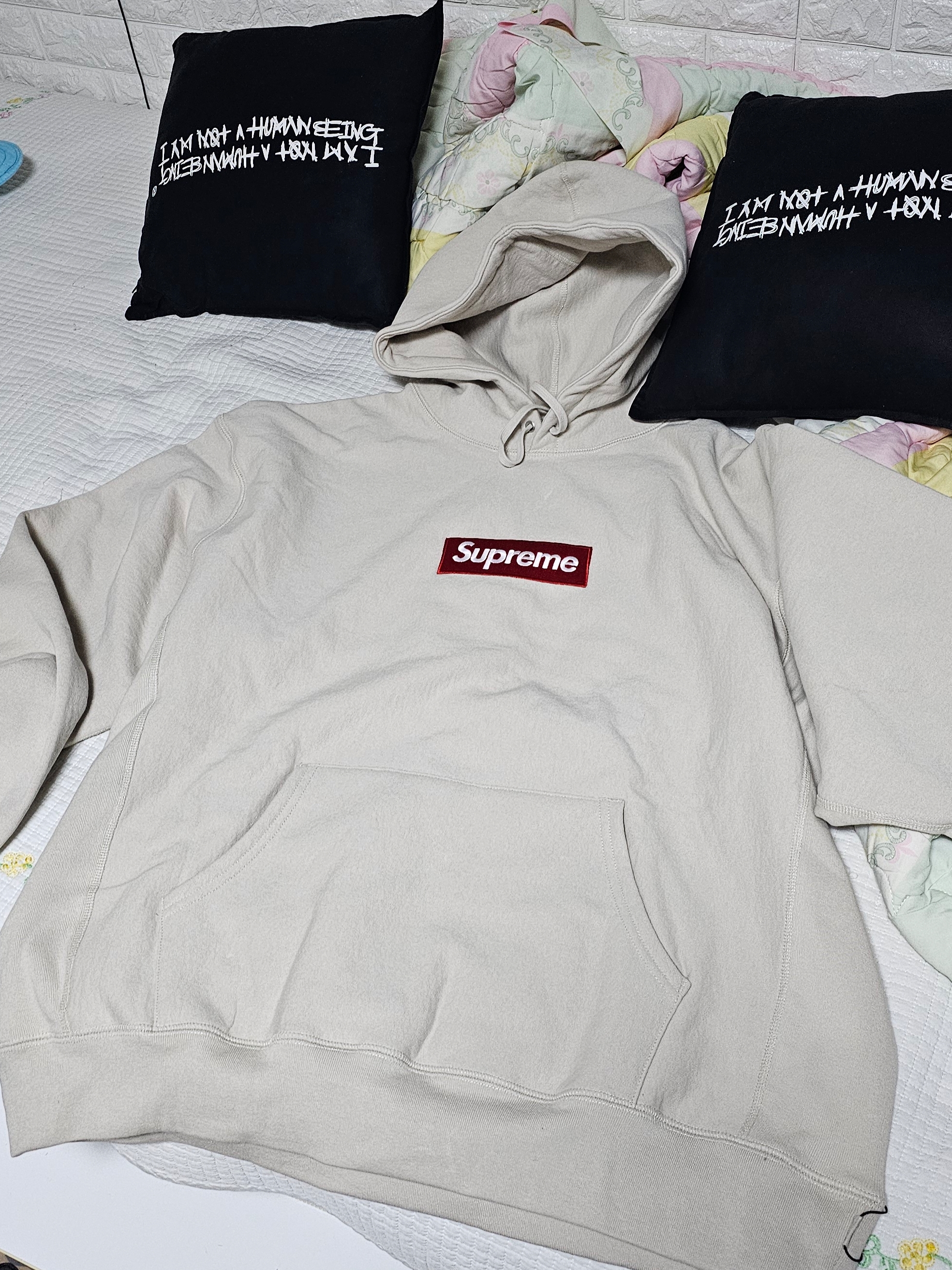 Supreme Box Logo Hooded Sweatshirt Stone - 24FW 착용 스타일 - 2