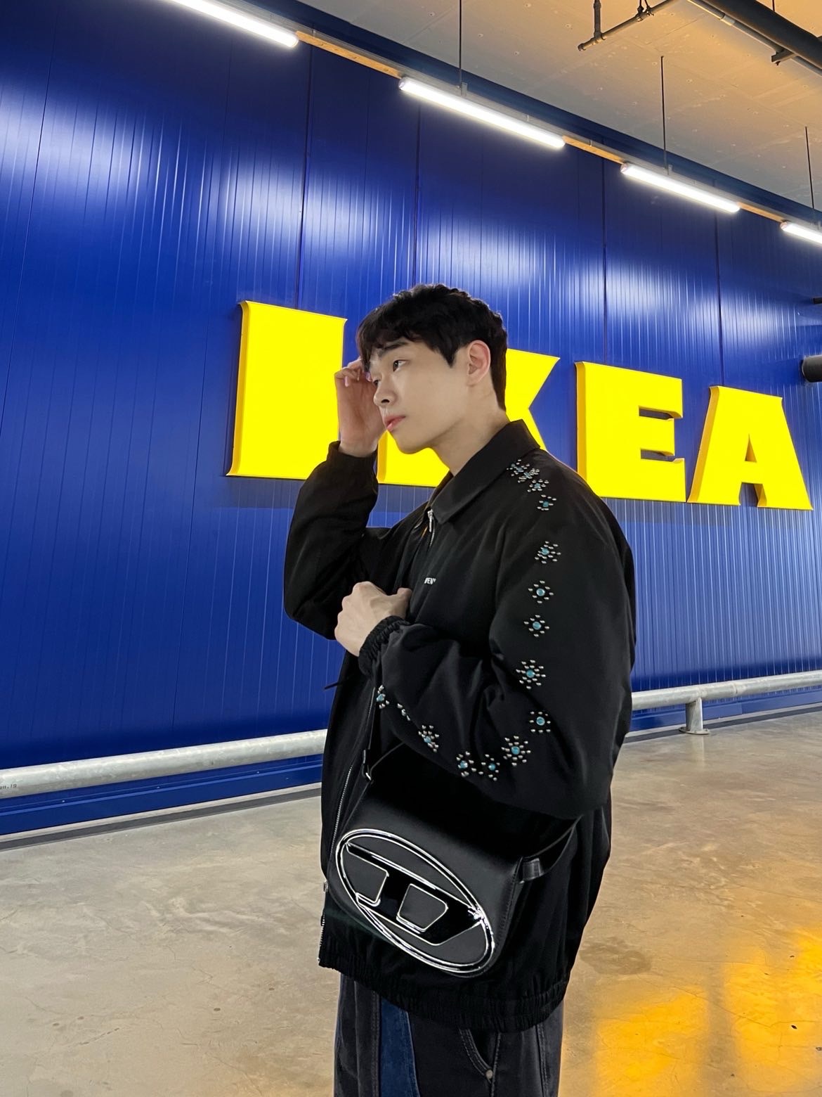 Diesel 1DR Shoulder Bag in Nappa Leather Black 착용 스타일
