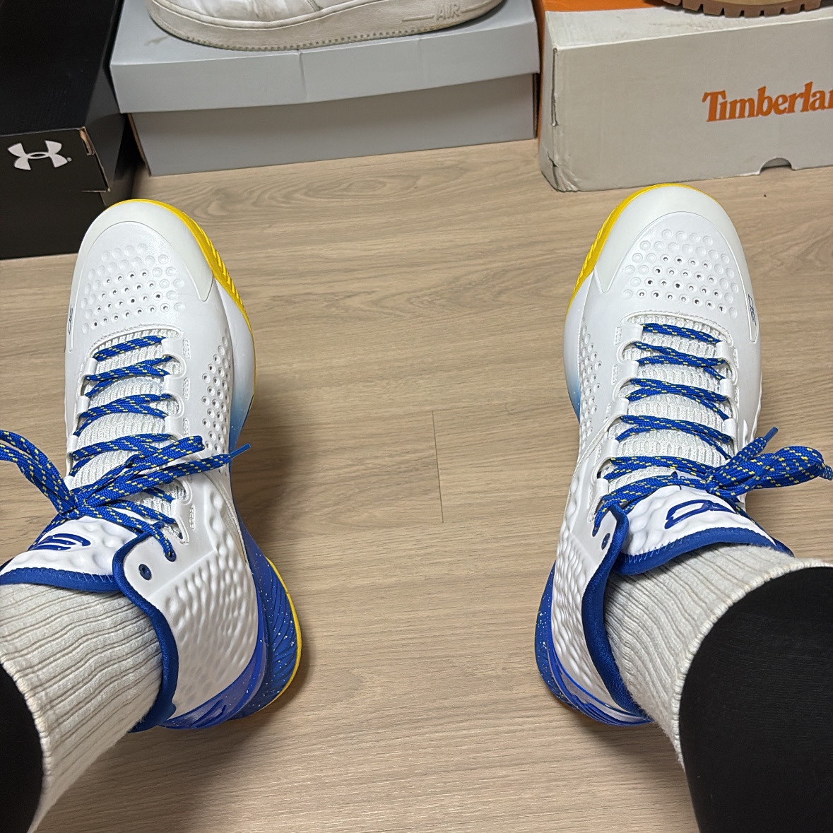 Under Armour Curry 1 White Taxi Royal 착용 스타일