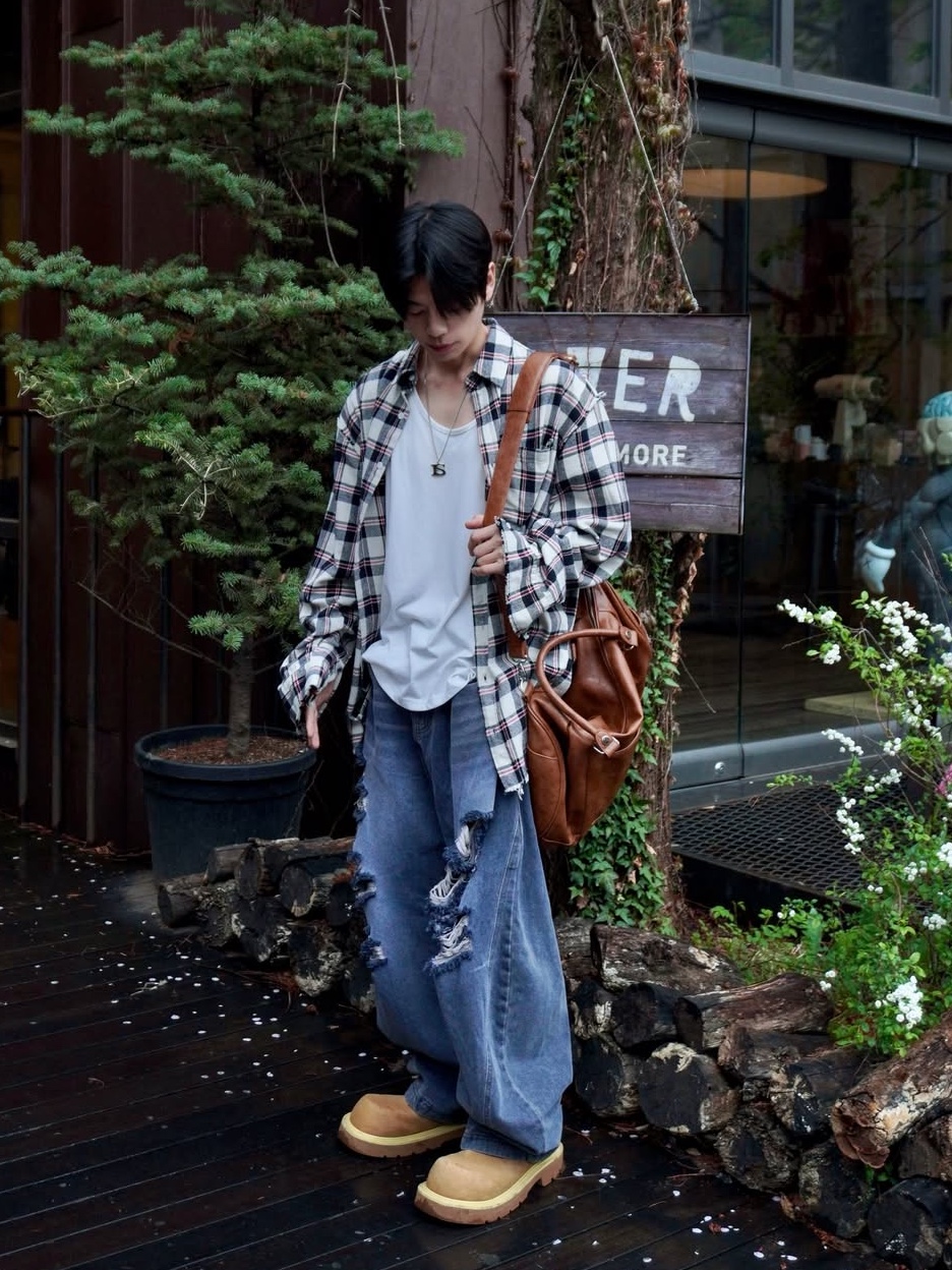 GRAILZ Distressed Check Shirts Ivory 착용 스타일 - 3