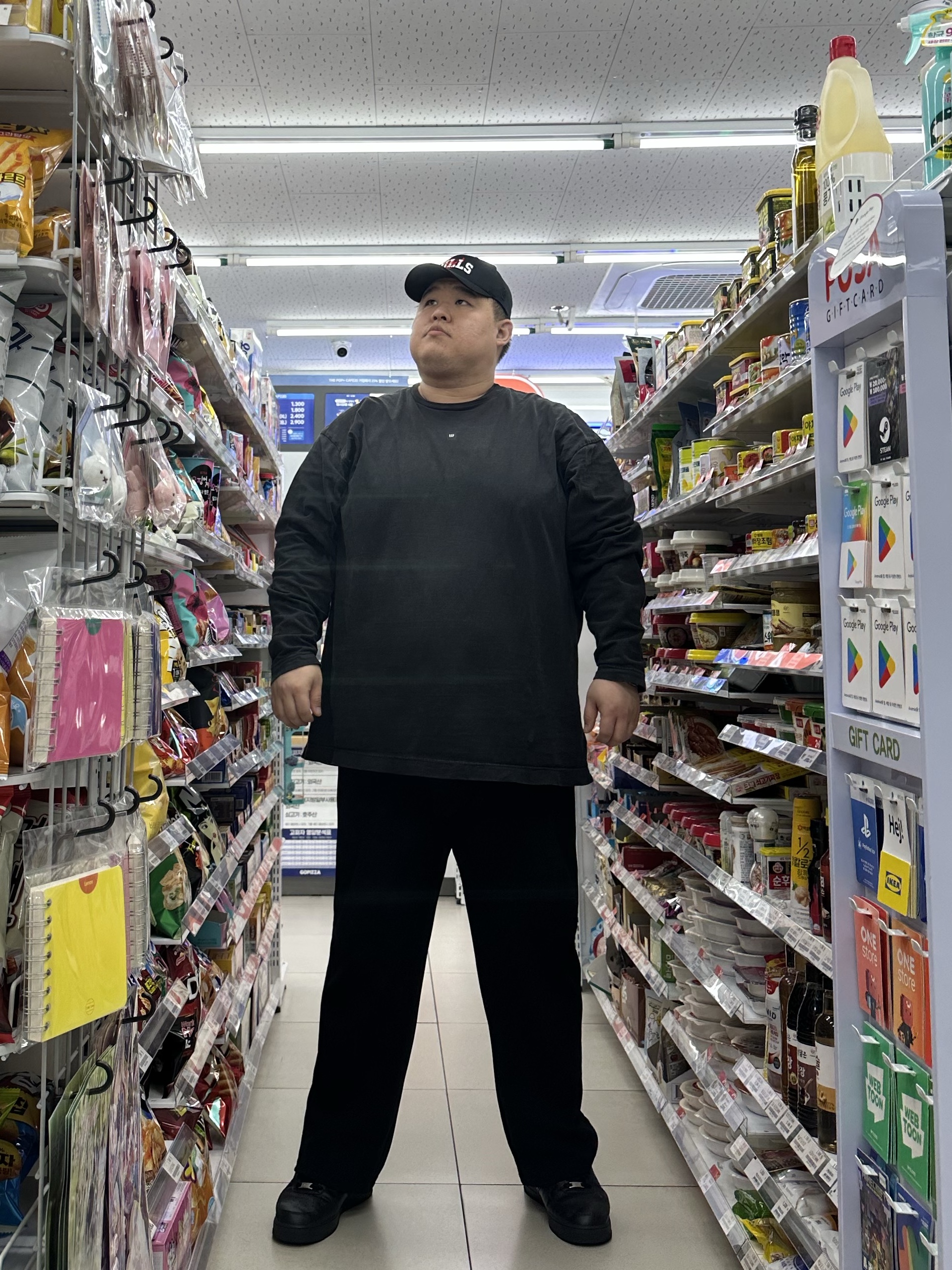 Yeezy Gap Engineered By Balenciaga Logo Long Sleeve T-Shirt Black, Nike Air Force 1 '07 Low Triple Black 착용 스타일